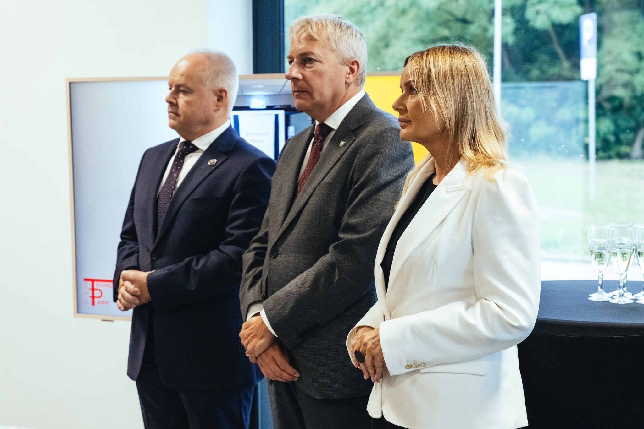 Trzy osoby patrzące w jedną stronę