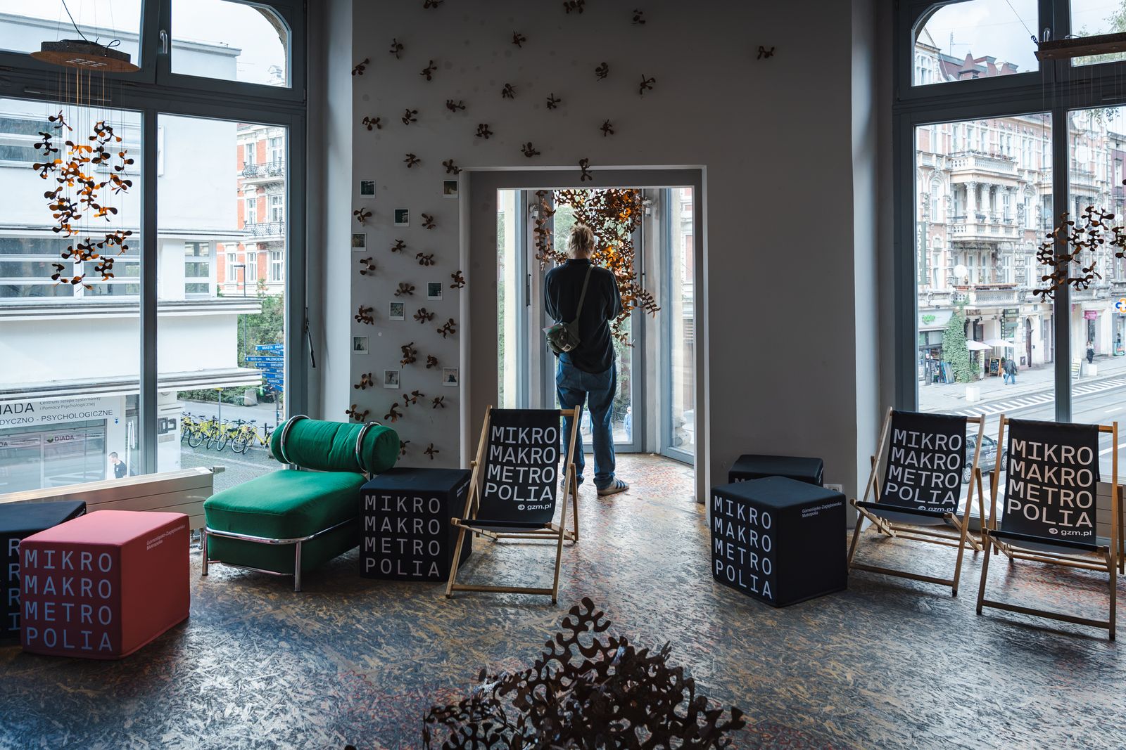 Pomieszczenie z designerskimi przedmiotami i jedną osobą w drzwiach