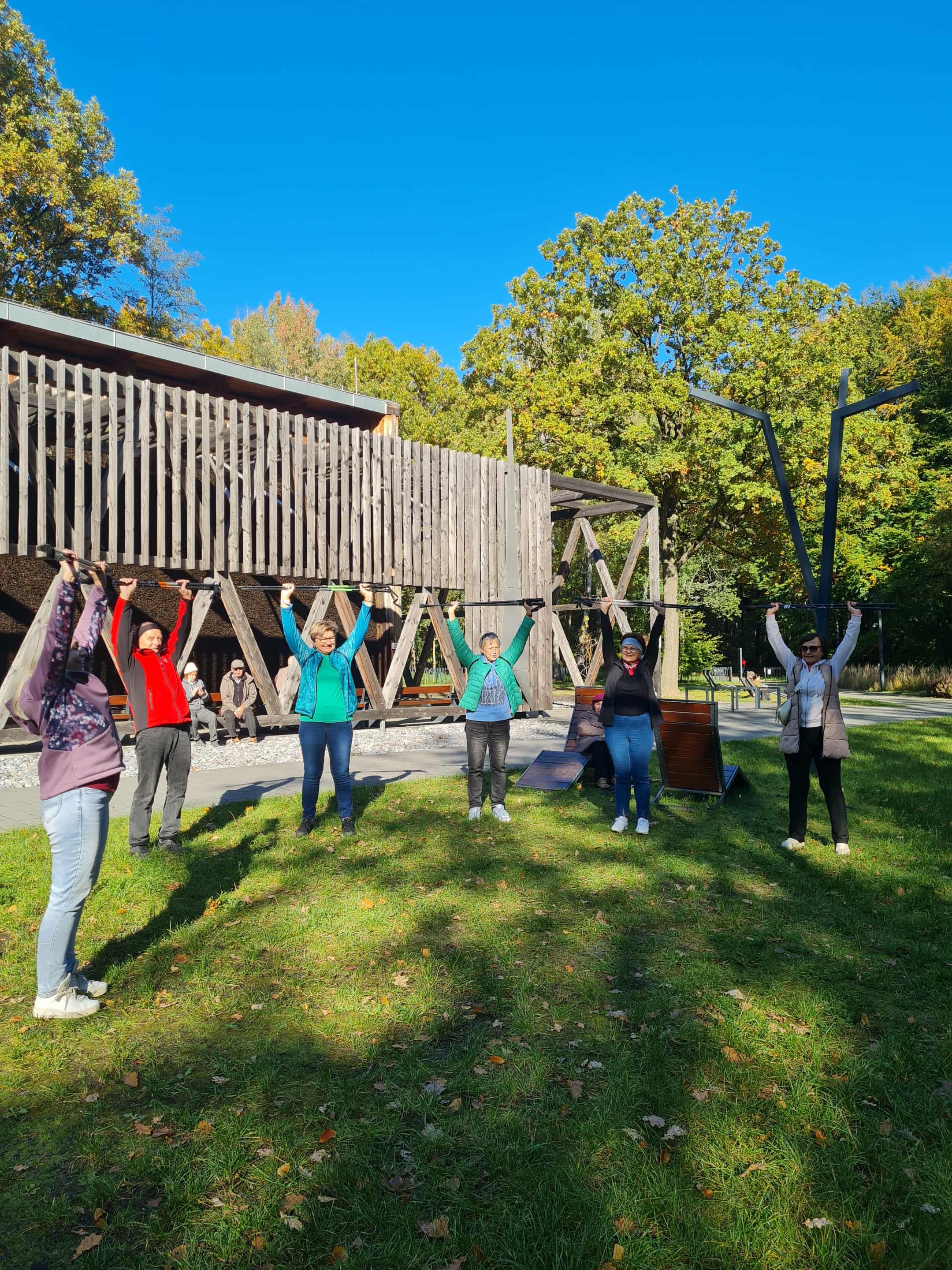 Seniorzy ćwiczący przy tężni solankowej