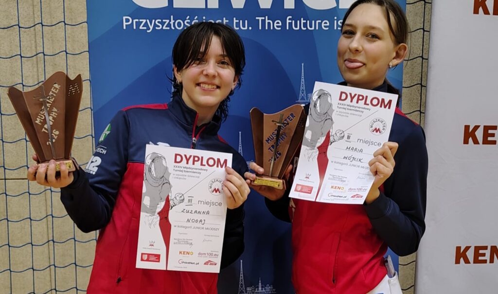 Zuzanna Nogaj i Maria Wójcik z pucharami i dyplomami