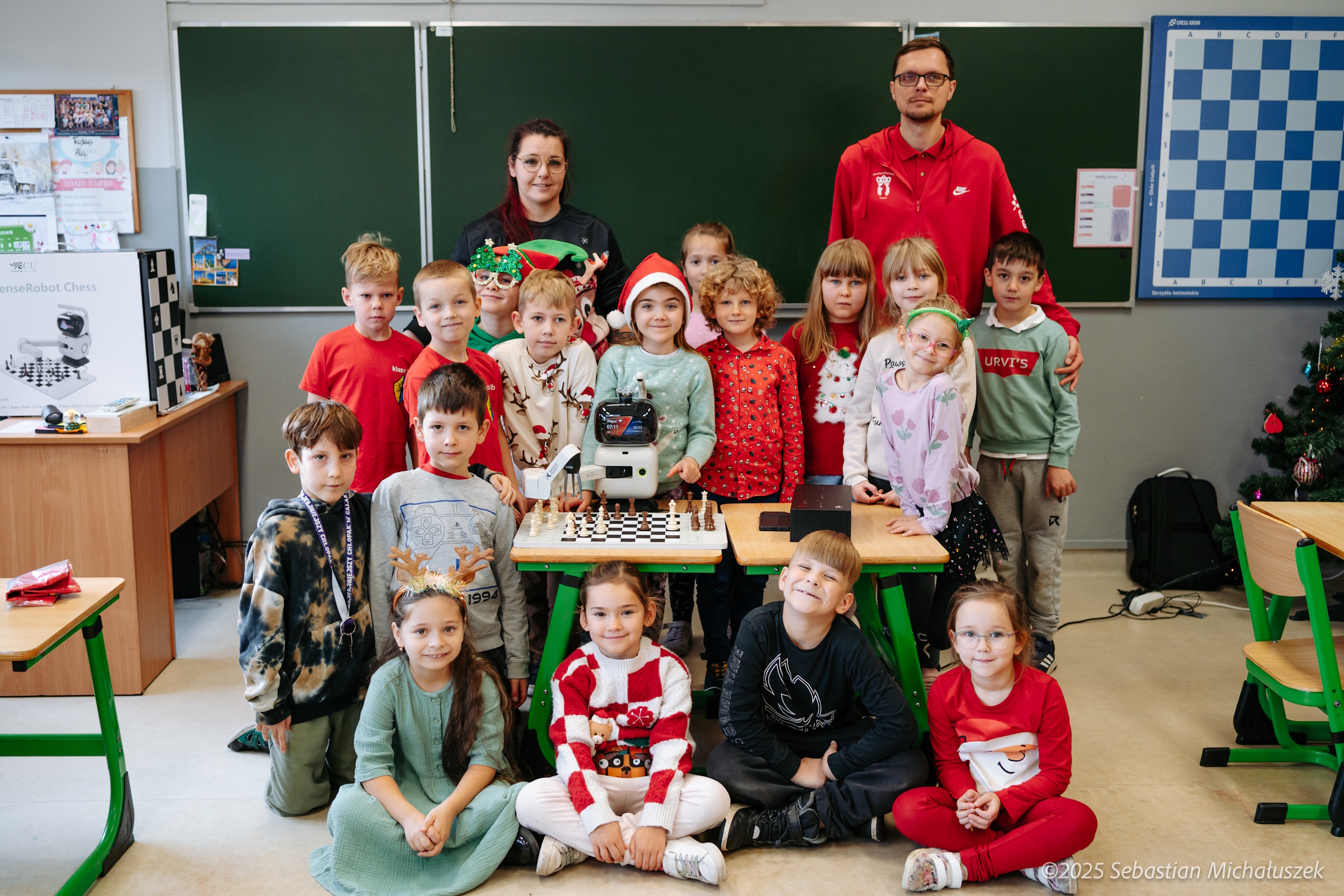 Dzieci grające w szachy z robotem