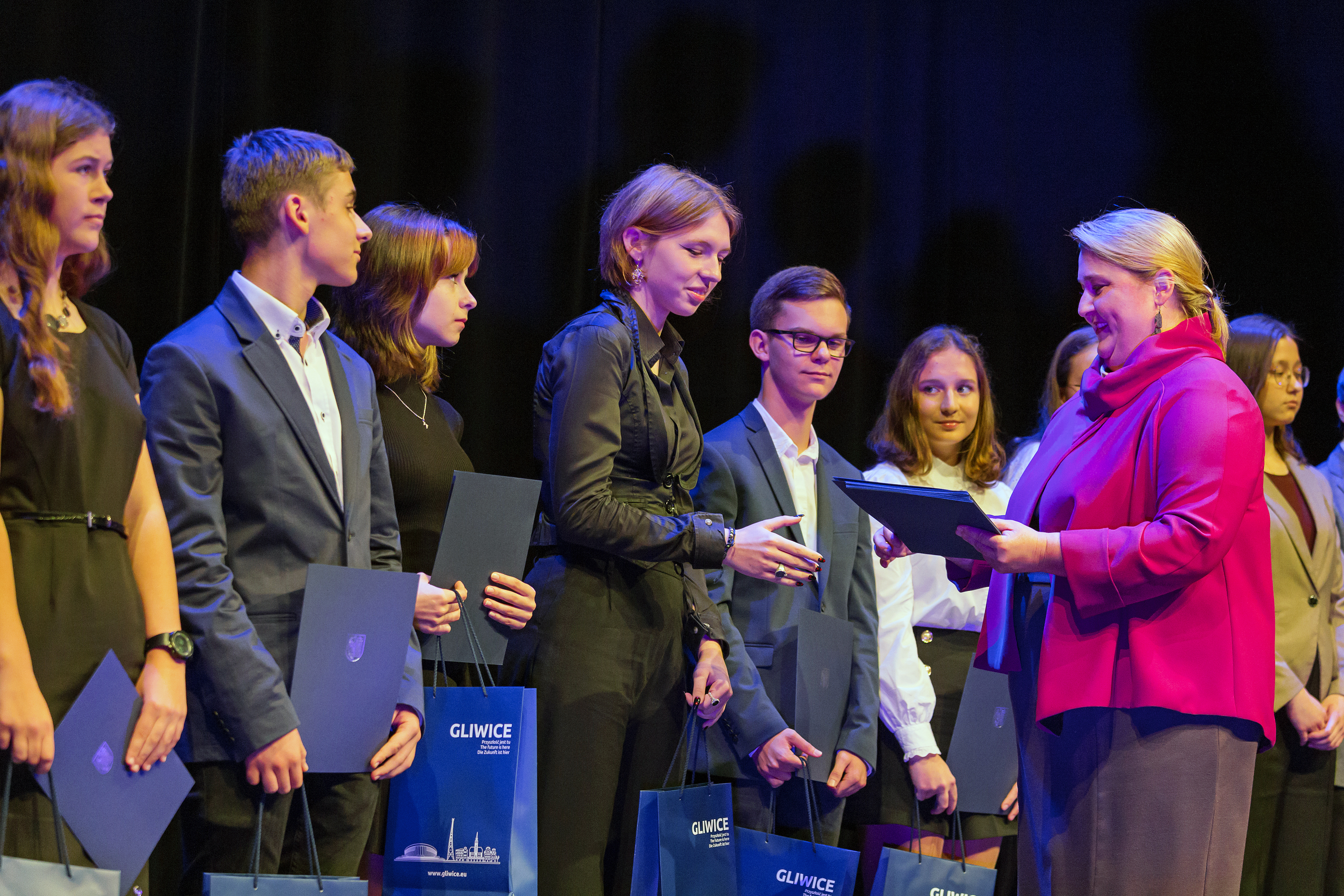 Fot. D.Nita-Garbiec/UM Gliwice pani prezydent Wysocka wręcza nagrody