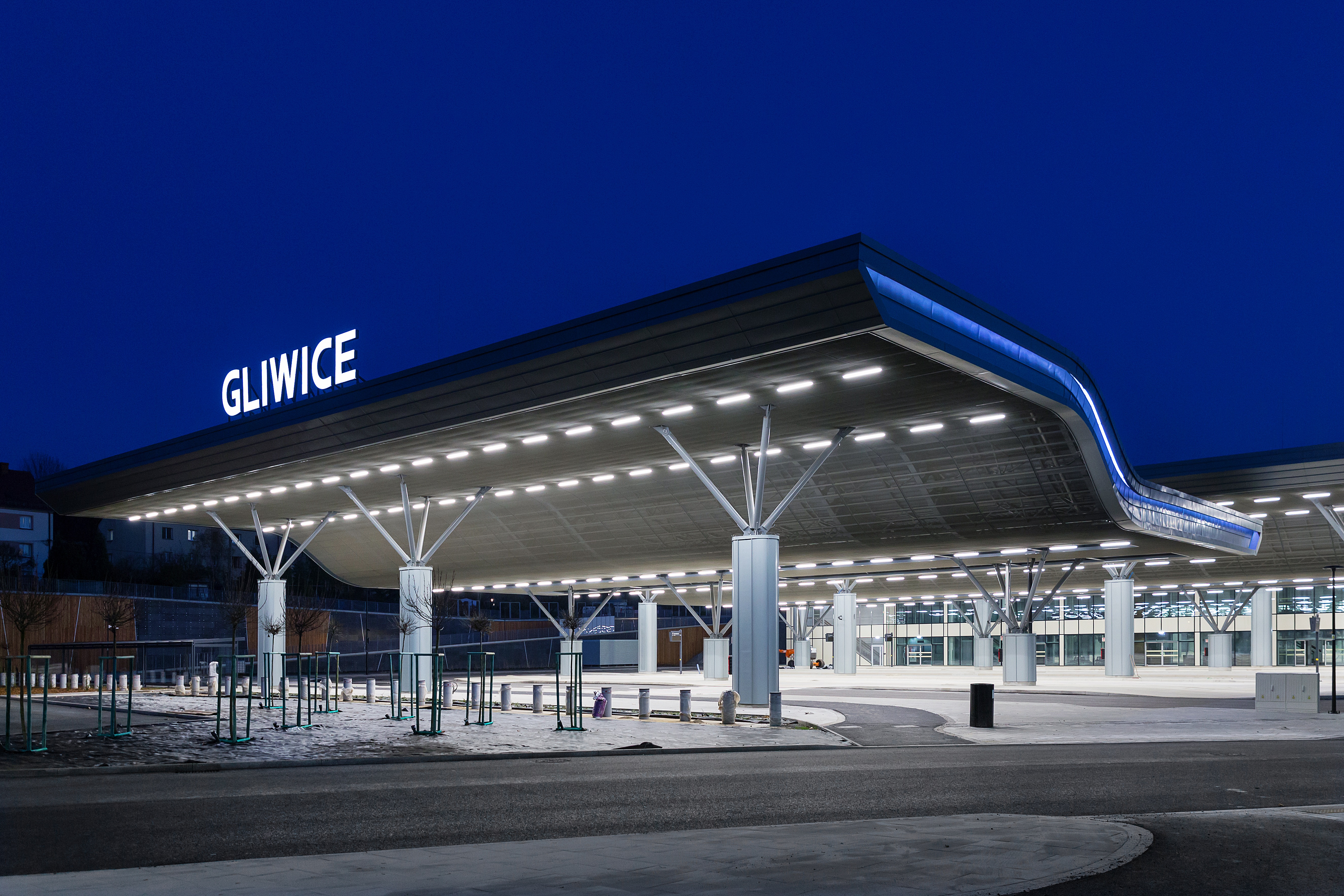 Perony autobusowe pod sześcioma falami zadaszeń oświetla 739 energooszczędnych LED-ów w podłużnych oprawach linowych, zasilanych w pierwszej kolejności energią wyprodukowaną przez instalację fotowoltaiczną złożoną z prawie tysiąca paneli. Fot. D. Nita-Garbiec/UM w Gliwicach Zdjęcie Centrum Przesiadkowego