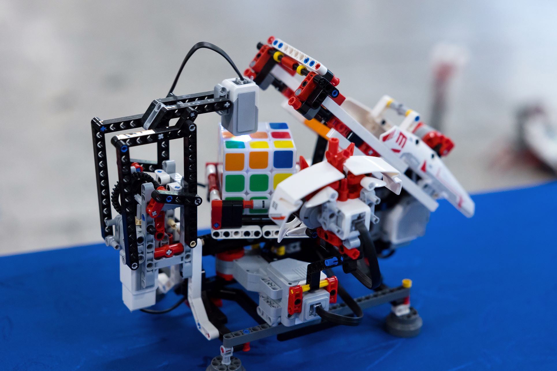 Fot. D. Nita-Garbiec Robot układający kostkę Rubika