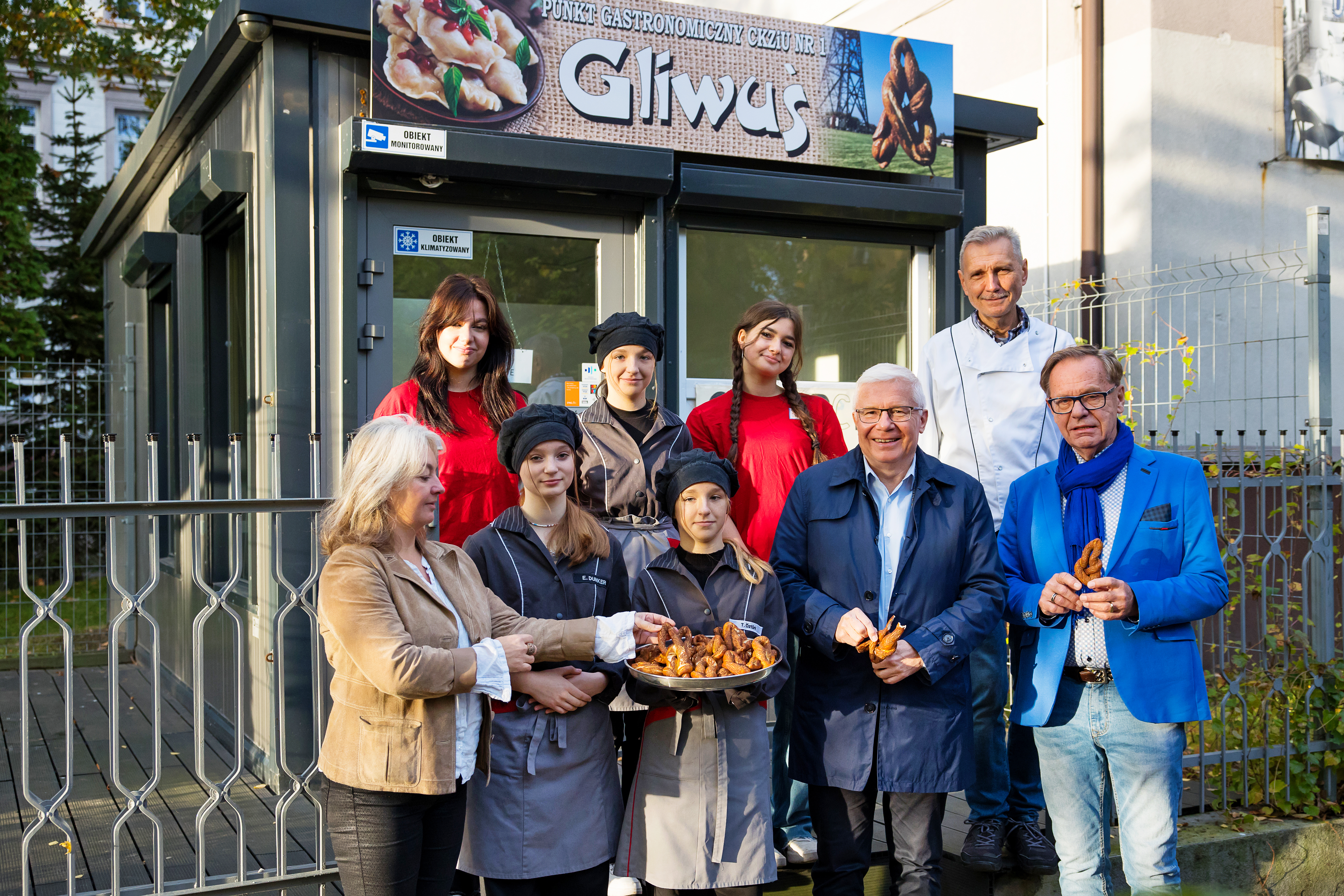 Fot. D. Nita-Garbiec/ UM w Gliwicach Prezydent Gliwic, Adam Neumann pozujący z dyrektorem szkoły, Krystianem Szatką, uczennicami oraz nauczycielami