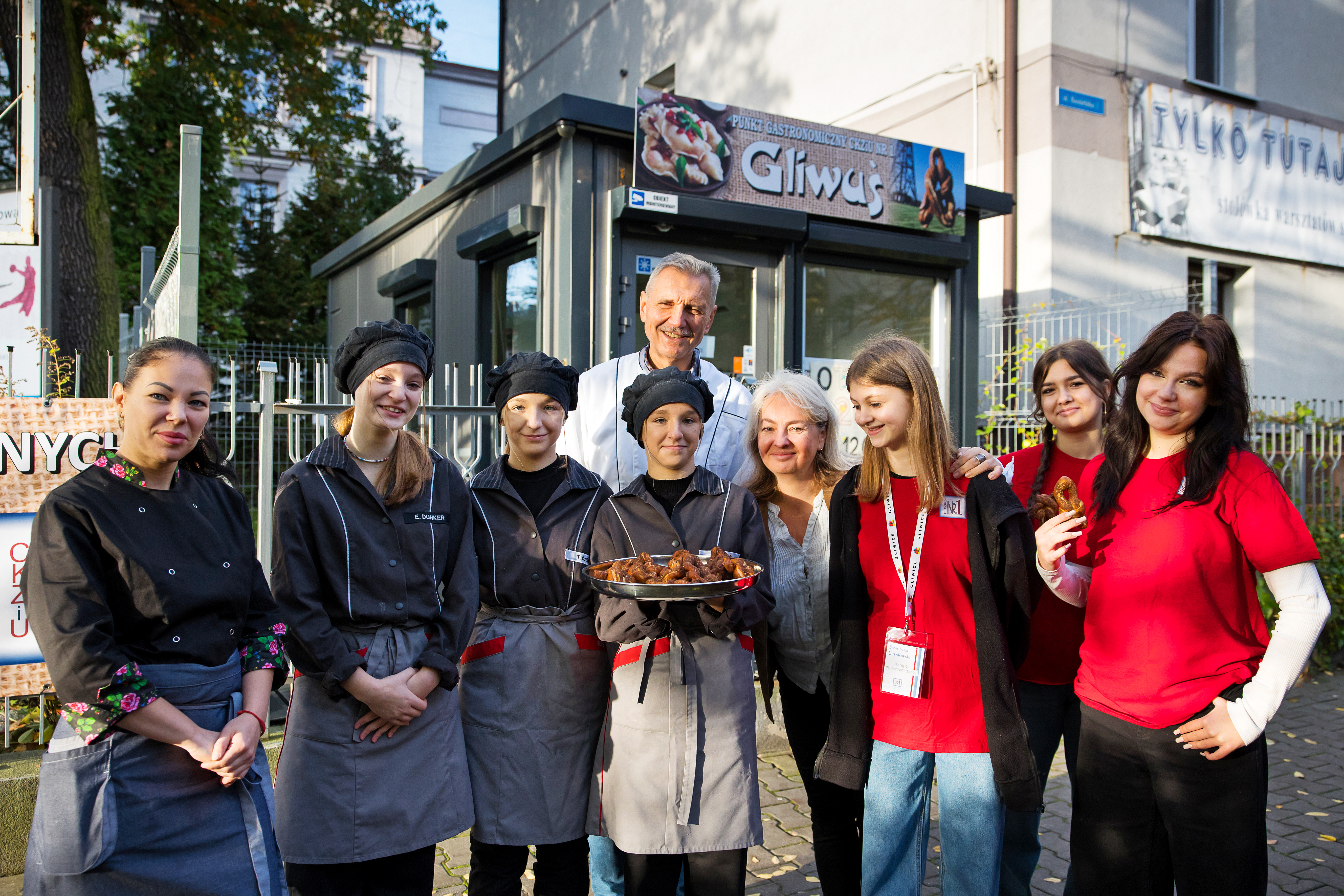 Fot. D. Nita-Garbiec/ UM w Gliwicach Uczennice i nauczyciele przed szkolnym sklepikiem gastronomicznym