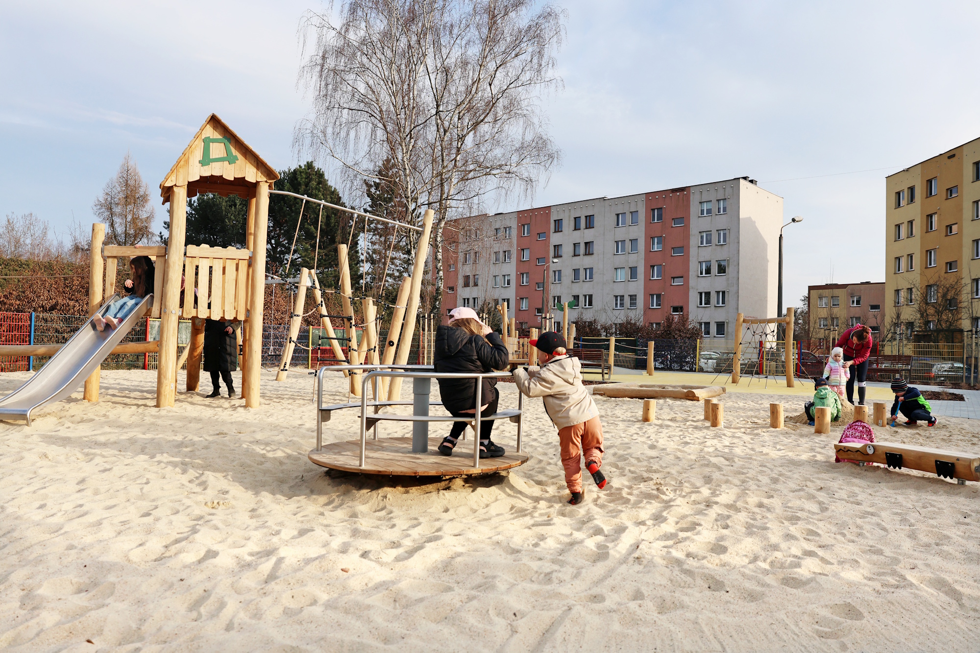 dzieci na placu zabaw