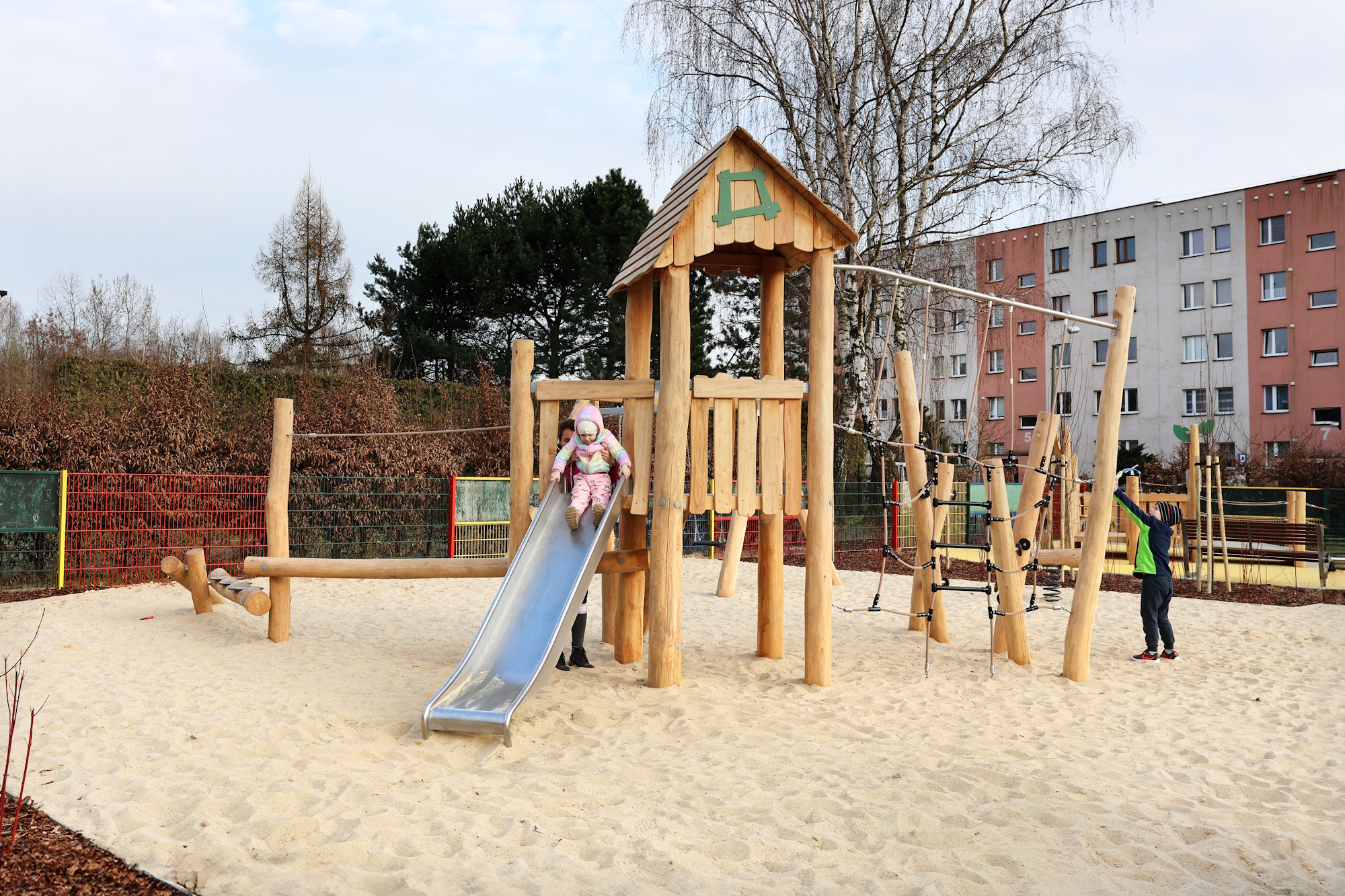 drewniany domek na piasku na placu zabaw