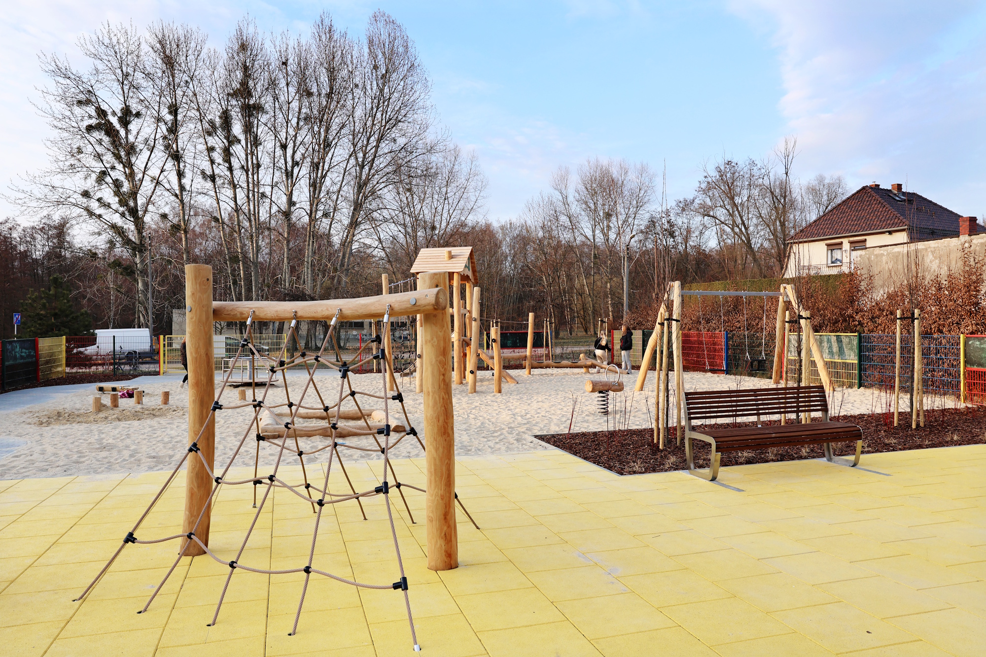 plac zabaw z różnymi urządzeniami 