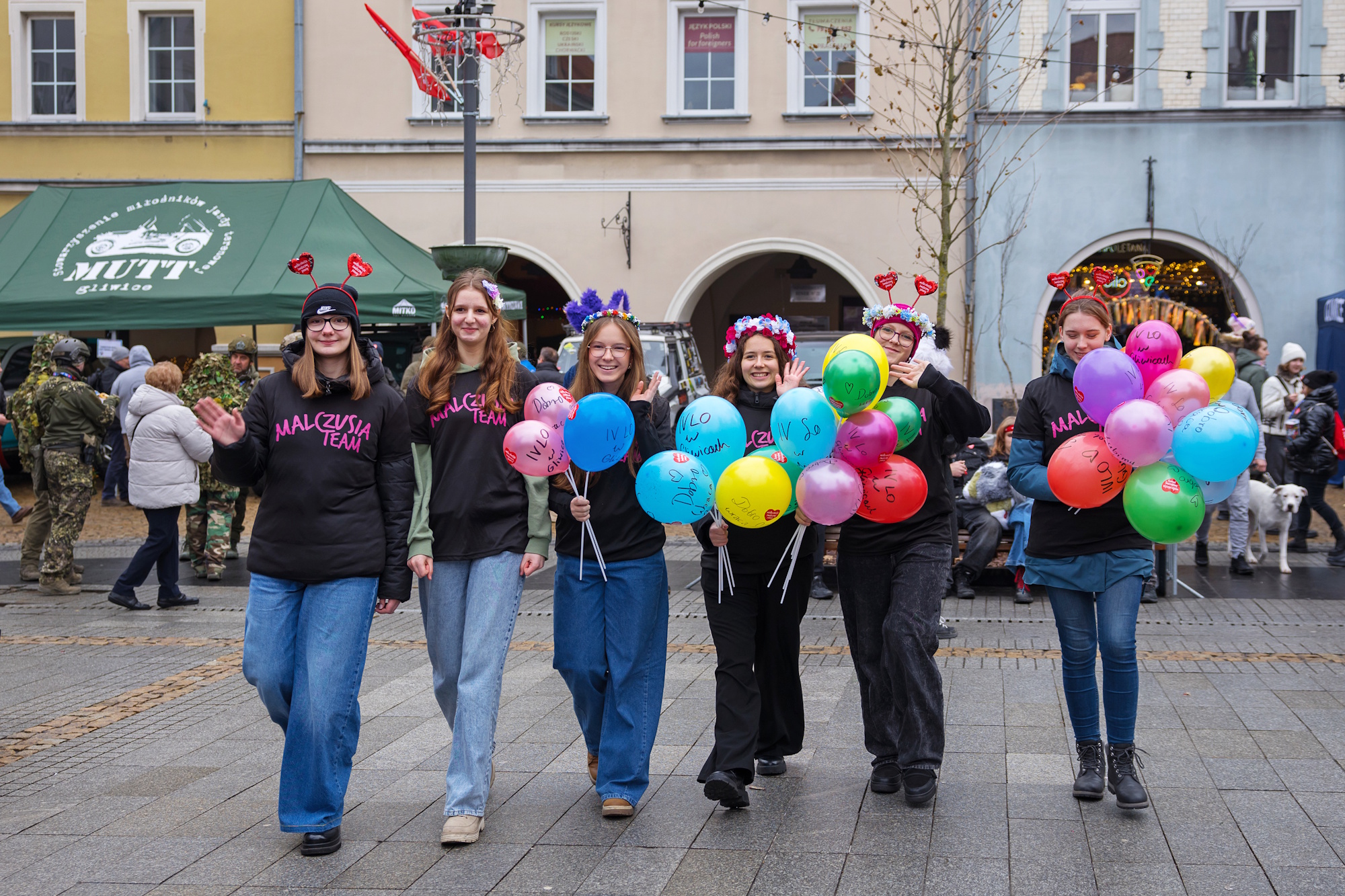 Dziewczyny idą z kolorowymi balonami