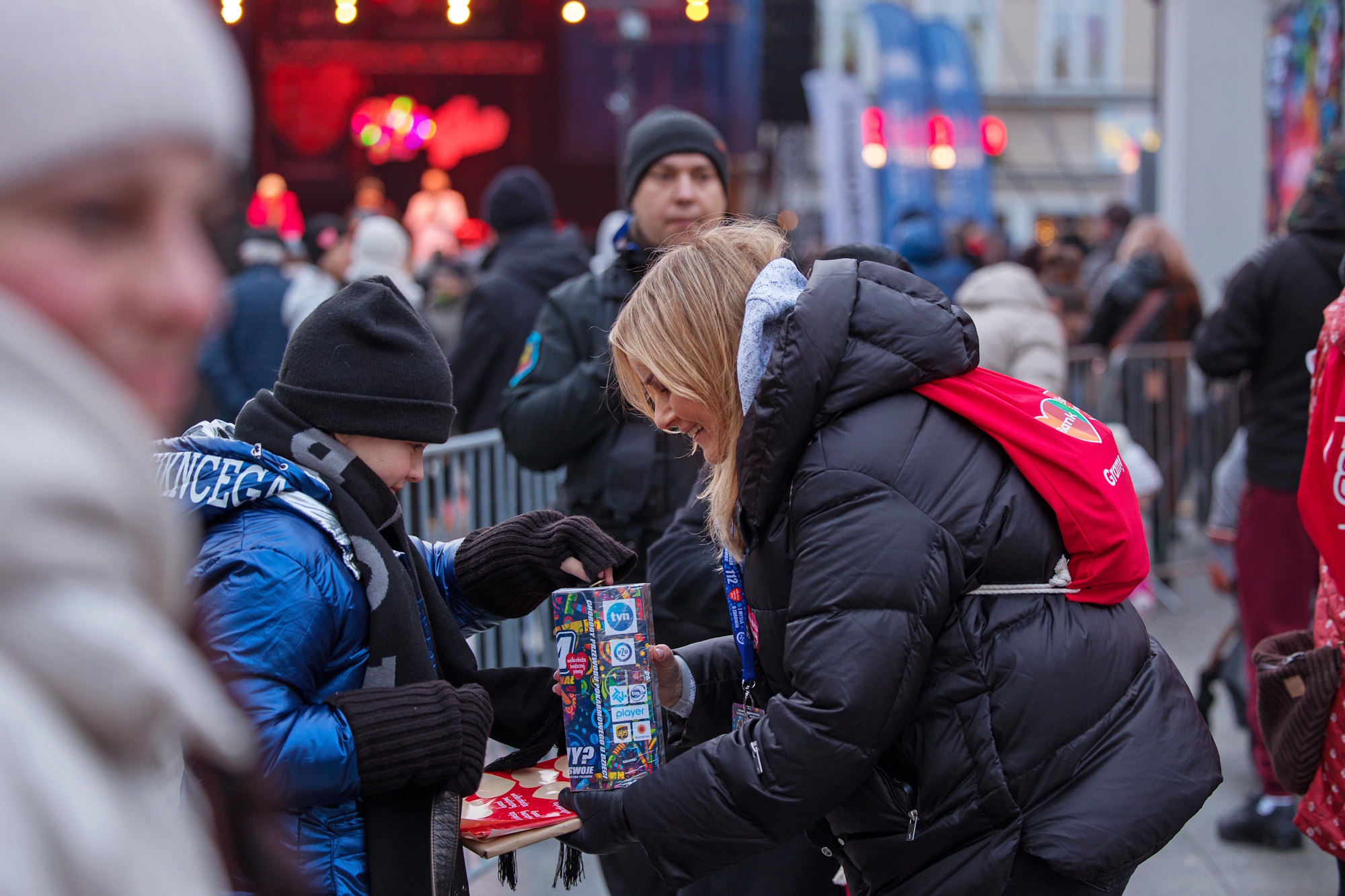 Chłopiec wrzuca pieniądze do puszki, którą trzyma prezydent Gliwic