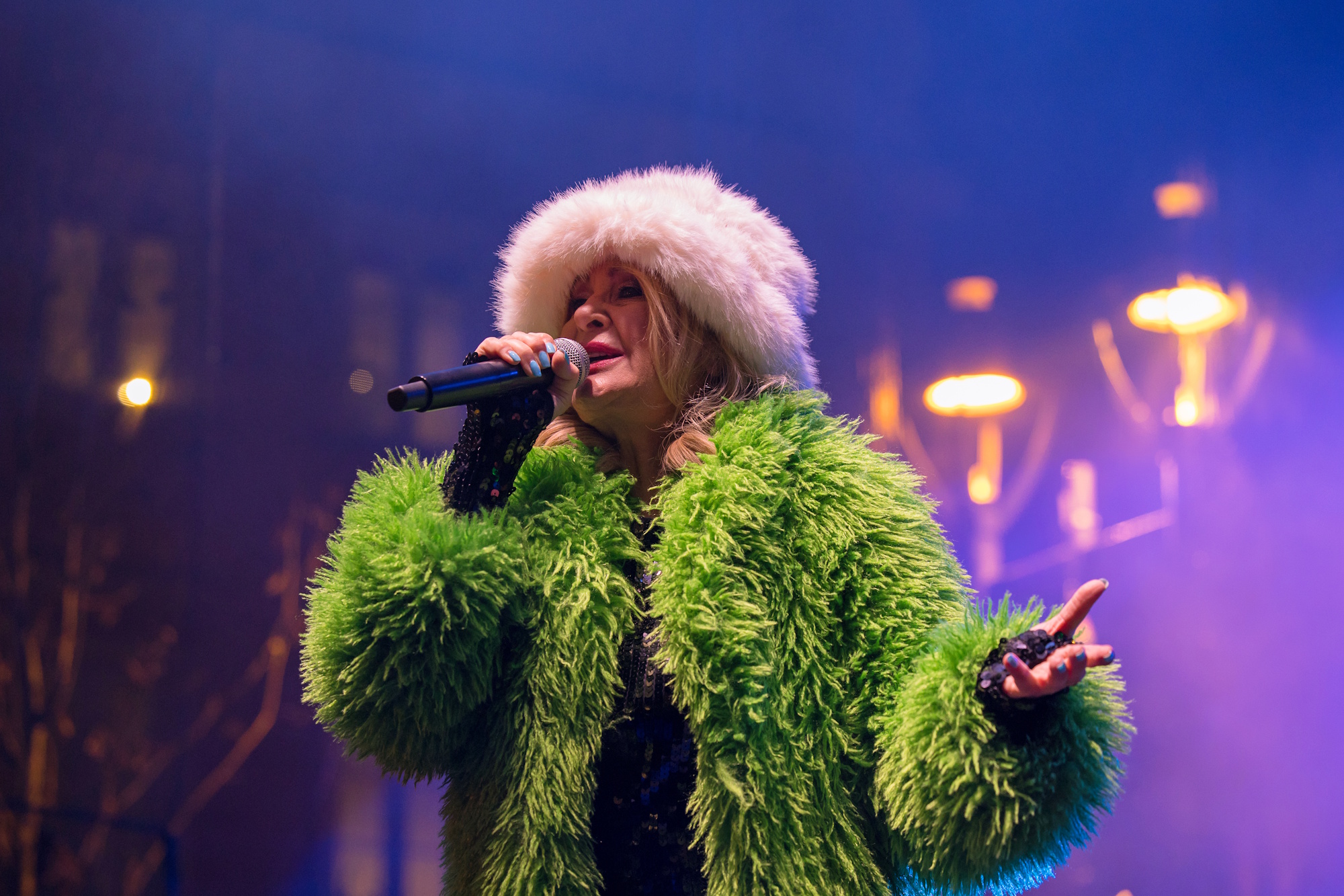 Majka Jeżowska śpiewa do mikrofonu