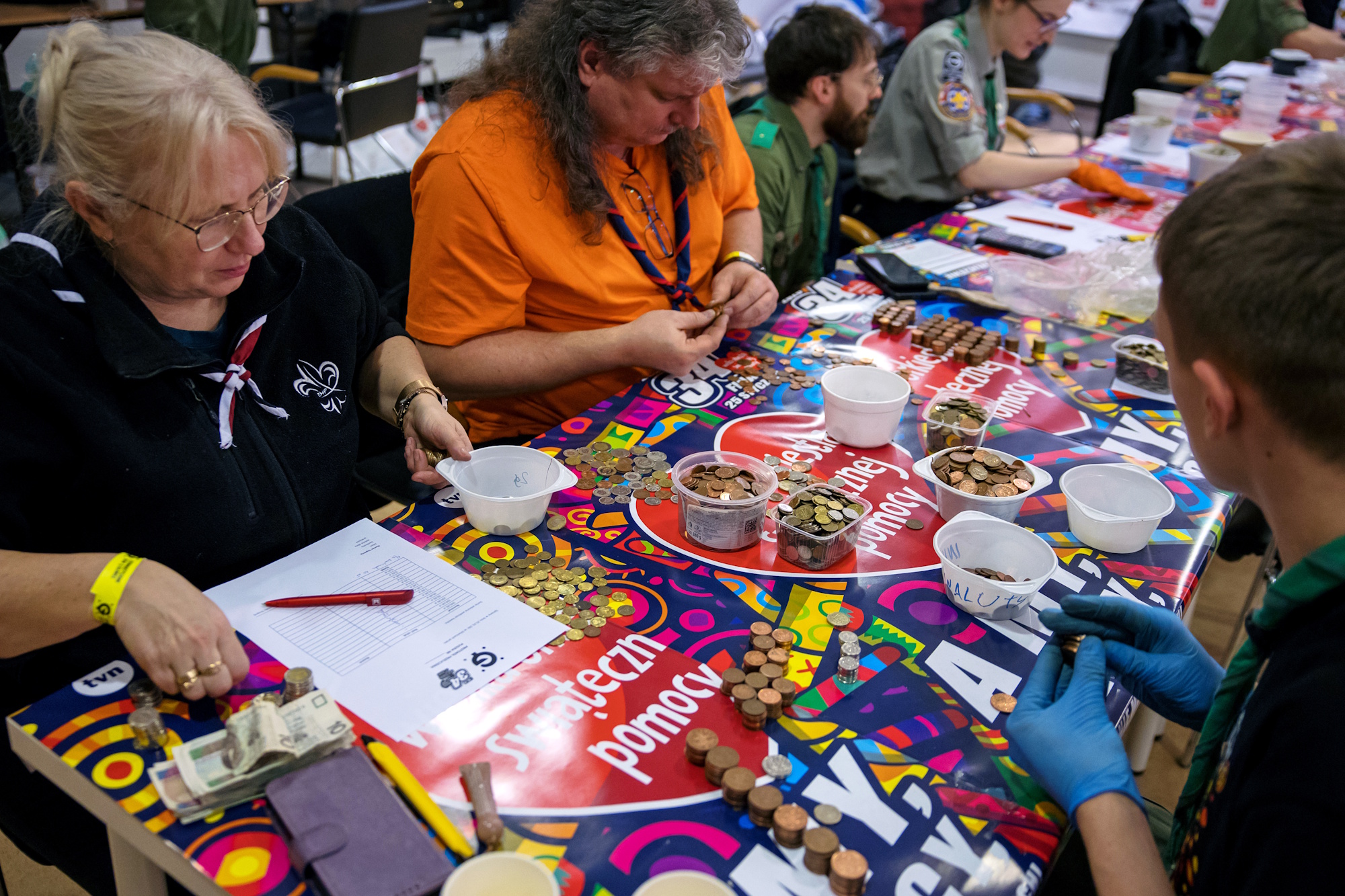 Ludzie liczą pieniądze