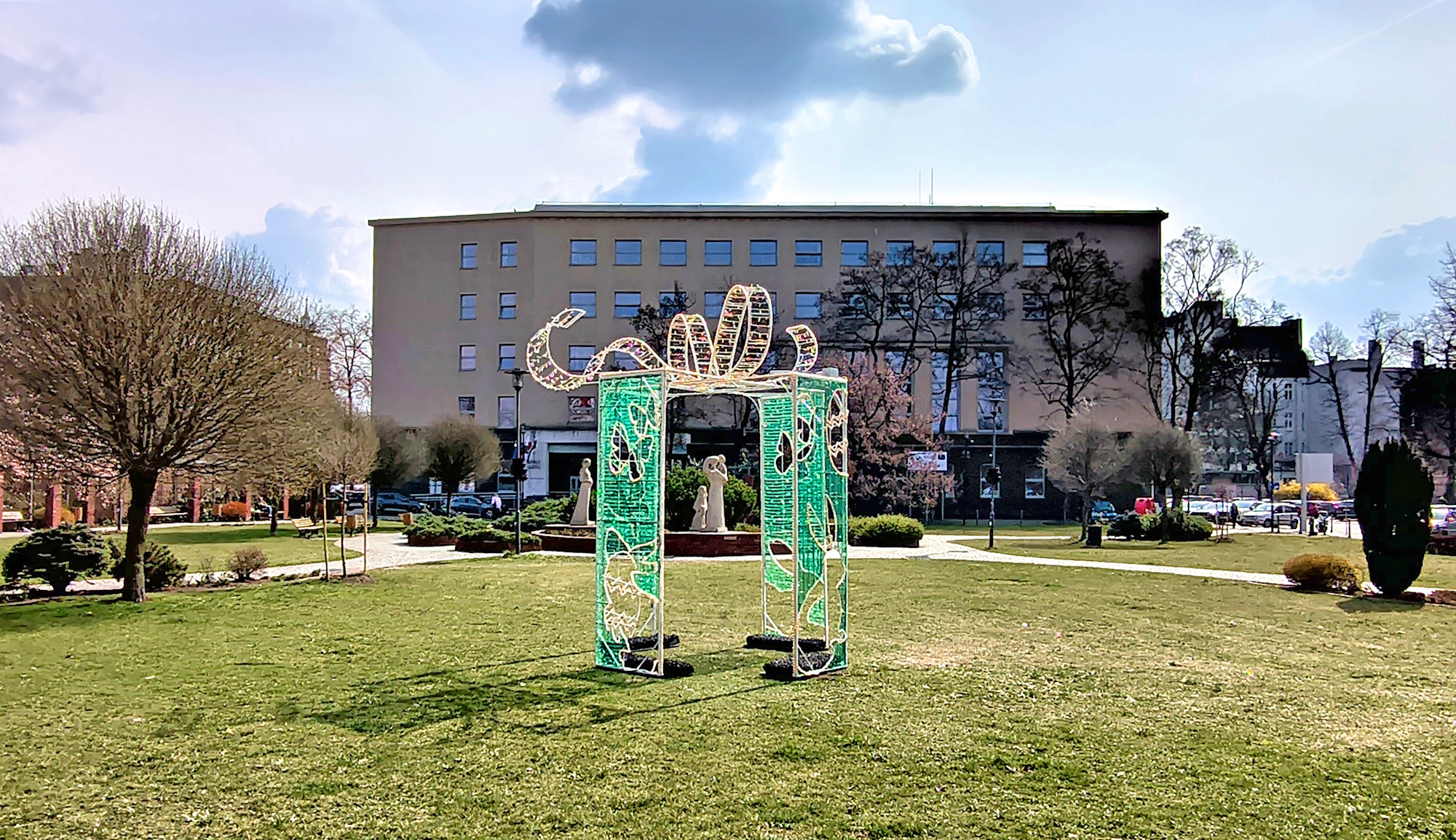 Prezent ozdoba na tle Urzędu Miejskiego 