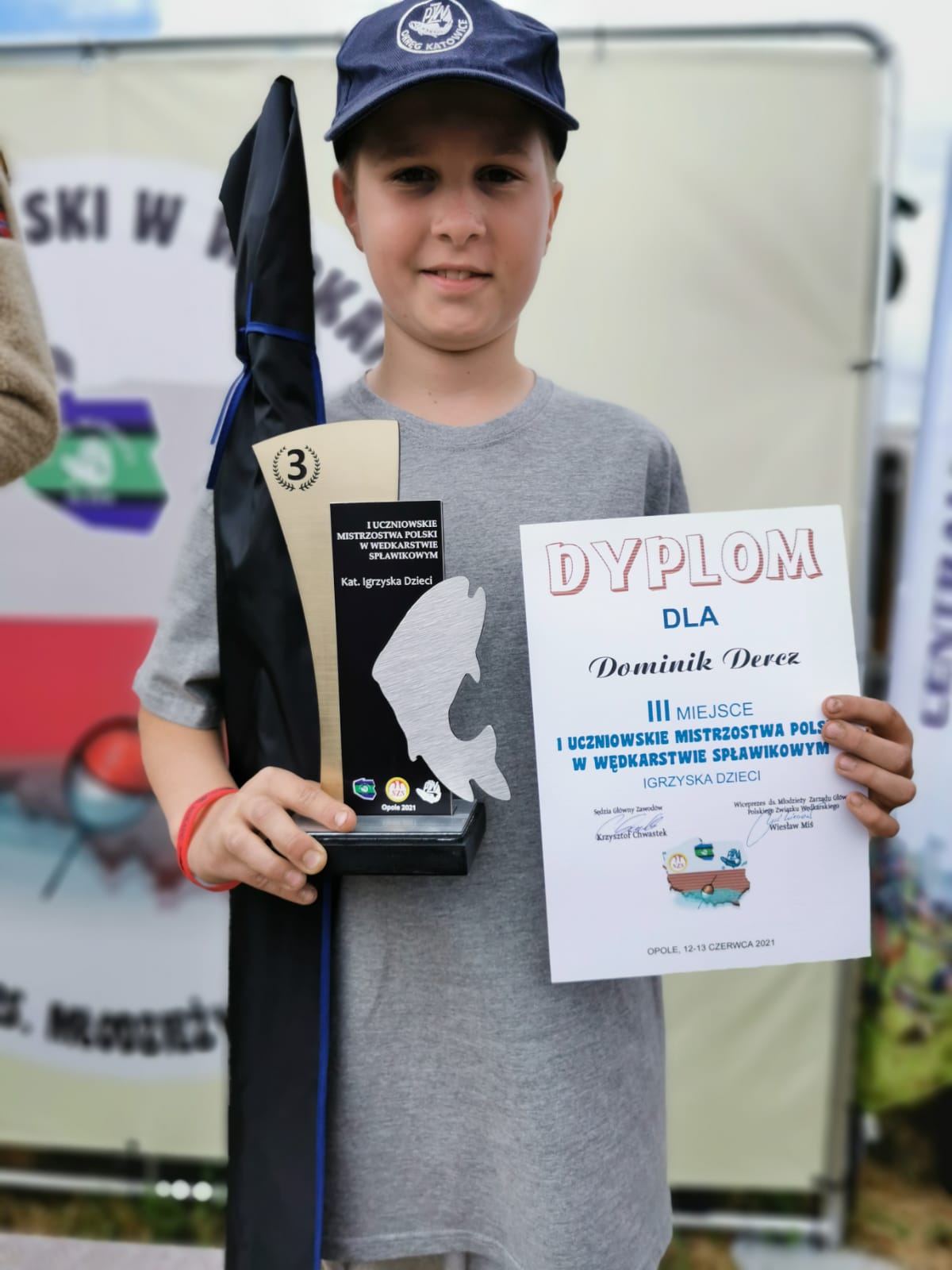Dominik z Dyplomem za zajęcie III miejsca w I uczniowskich Mistrzostwach Polski w Wędkarstwie Spławikowym Dominik z Pucharem i Dyplomem za zajęcie III miejsca w I uczniowskich Mistrzostwach Polski w Wędkarstwie Spławikowym