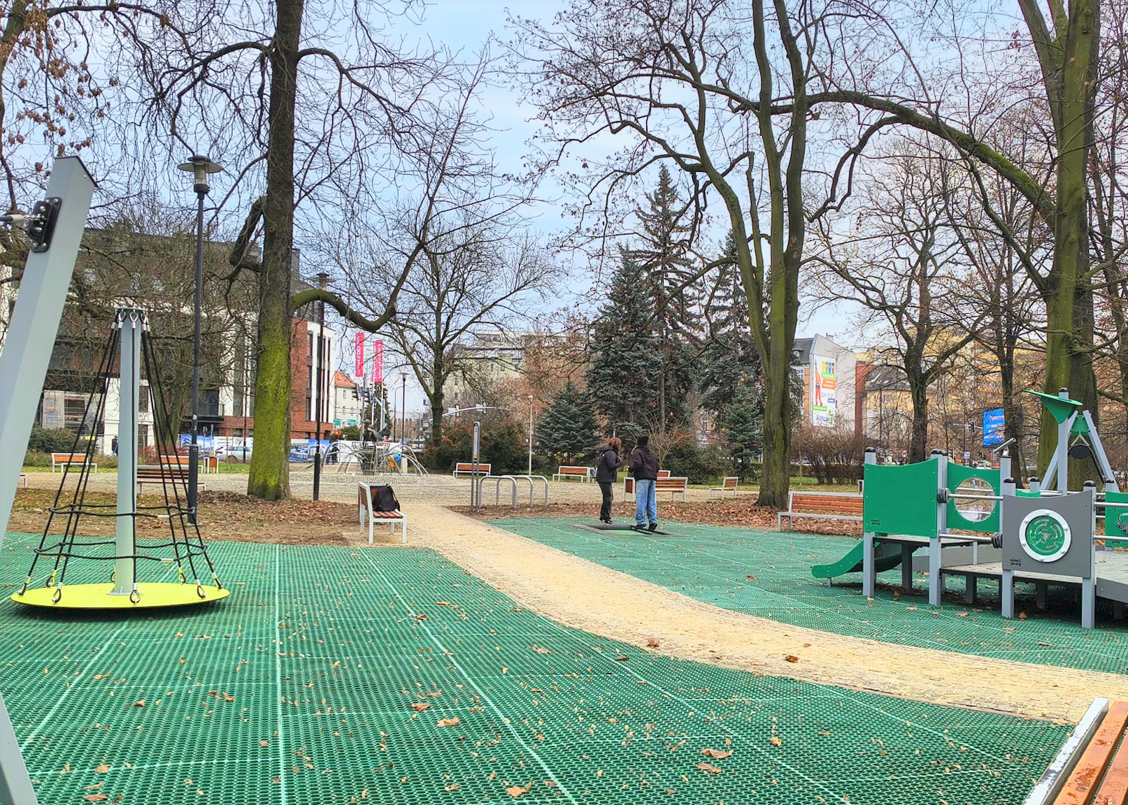 dwie dziewczyny na trampolinie