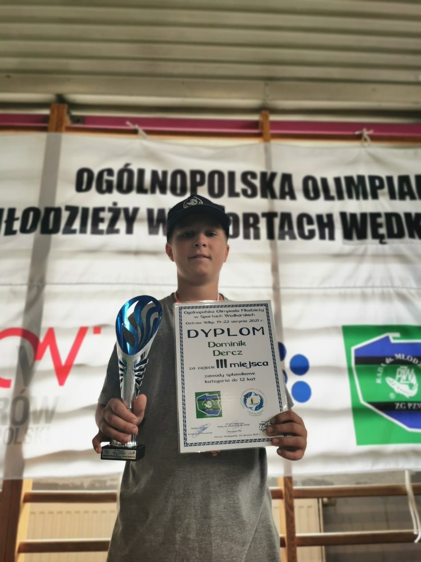 Dominik z Pucharem i Dyplomem za zajęcie III miejsca w Ogólnopolskiej Olimpiadzie Młodzieży w Sportach Wędkarskich Dominik z Pucharem i Dyplomem za zajęcie III miejsca w Ogólnopolskiej Olimpiadzie Młodzieży w Sportach Wędkarskich