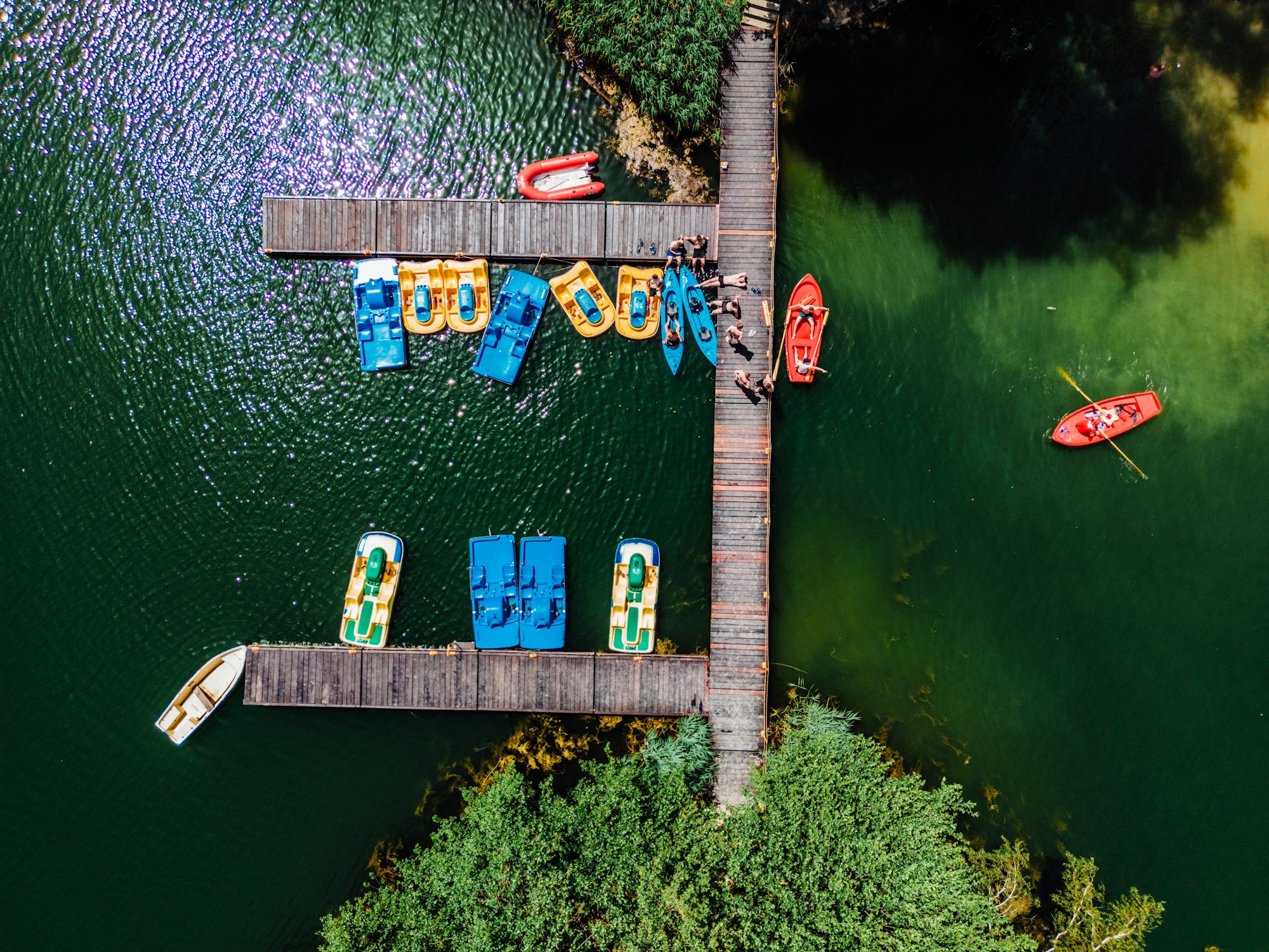 kajaki przy pomoście, ujęcie z góry