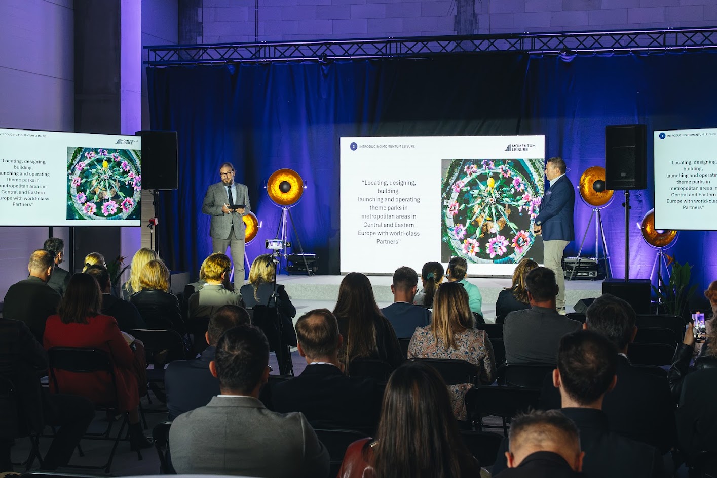 ludzie w hali podczas konferencji