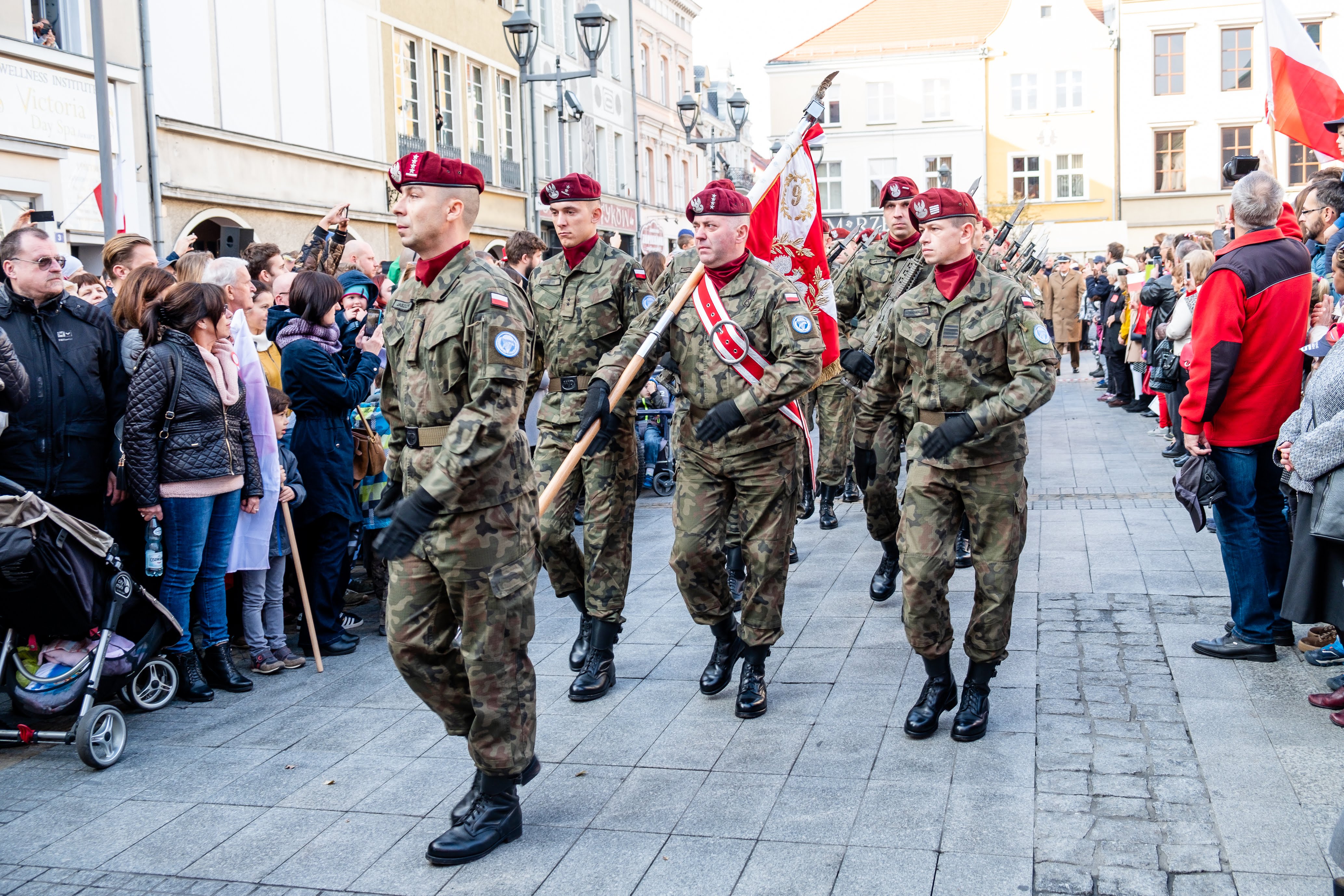 maszerujący żołnierze