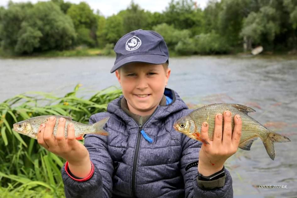 Dominik Dercz i ryby Dominik Dercz z rybami