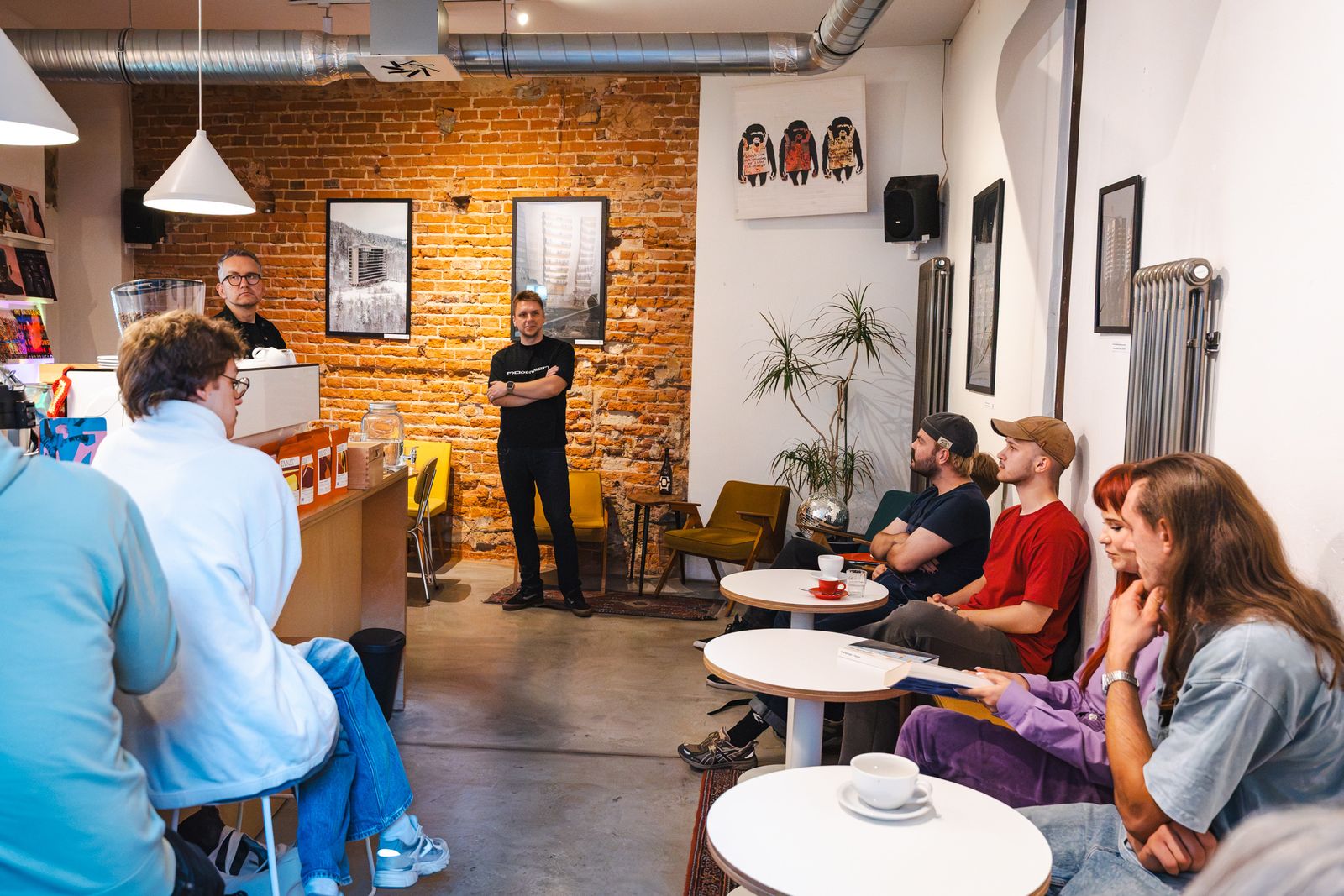 Ludzie oglądający wystawę w galerii