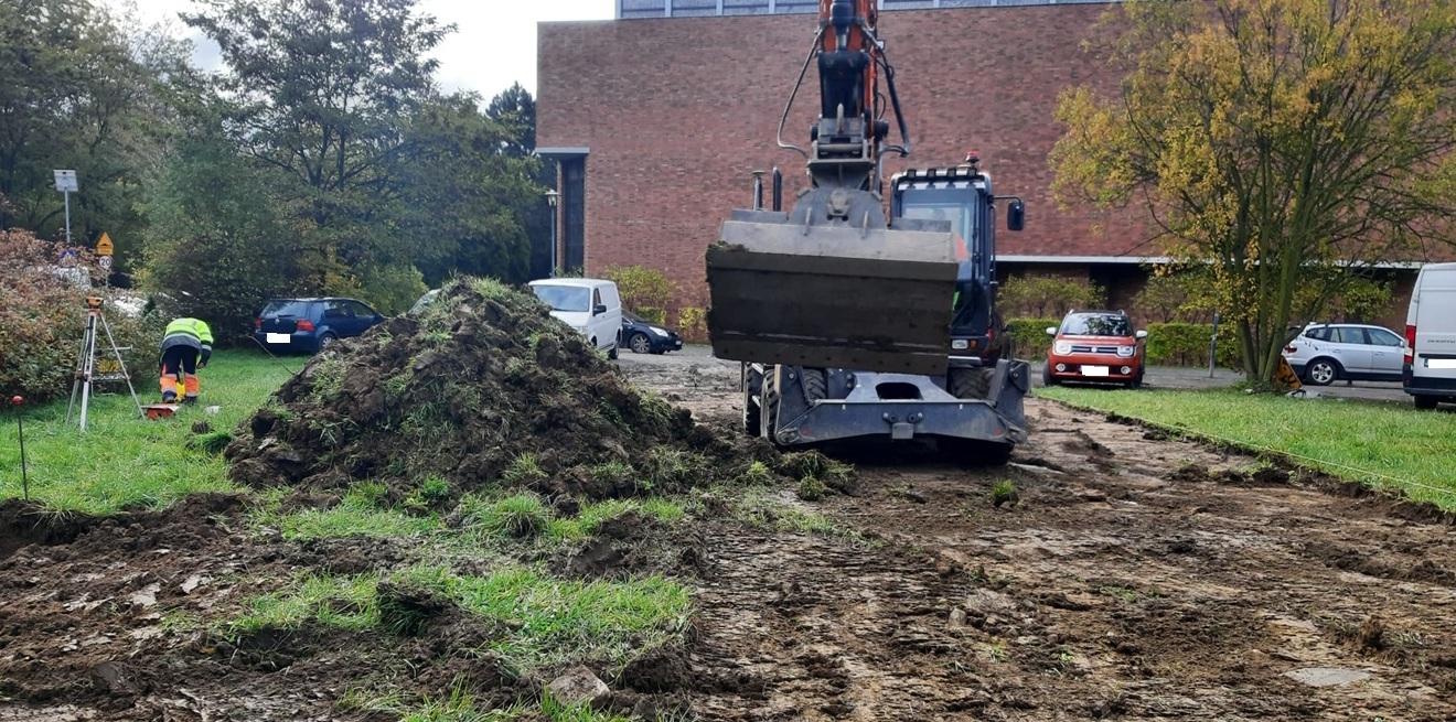 koparka przy kościele kopie ziemię