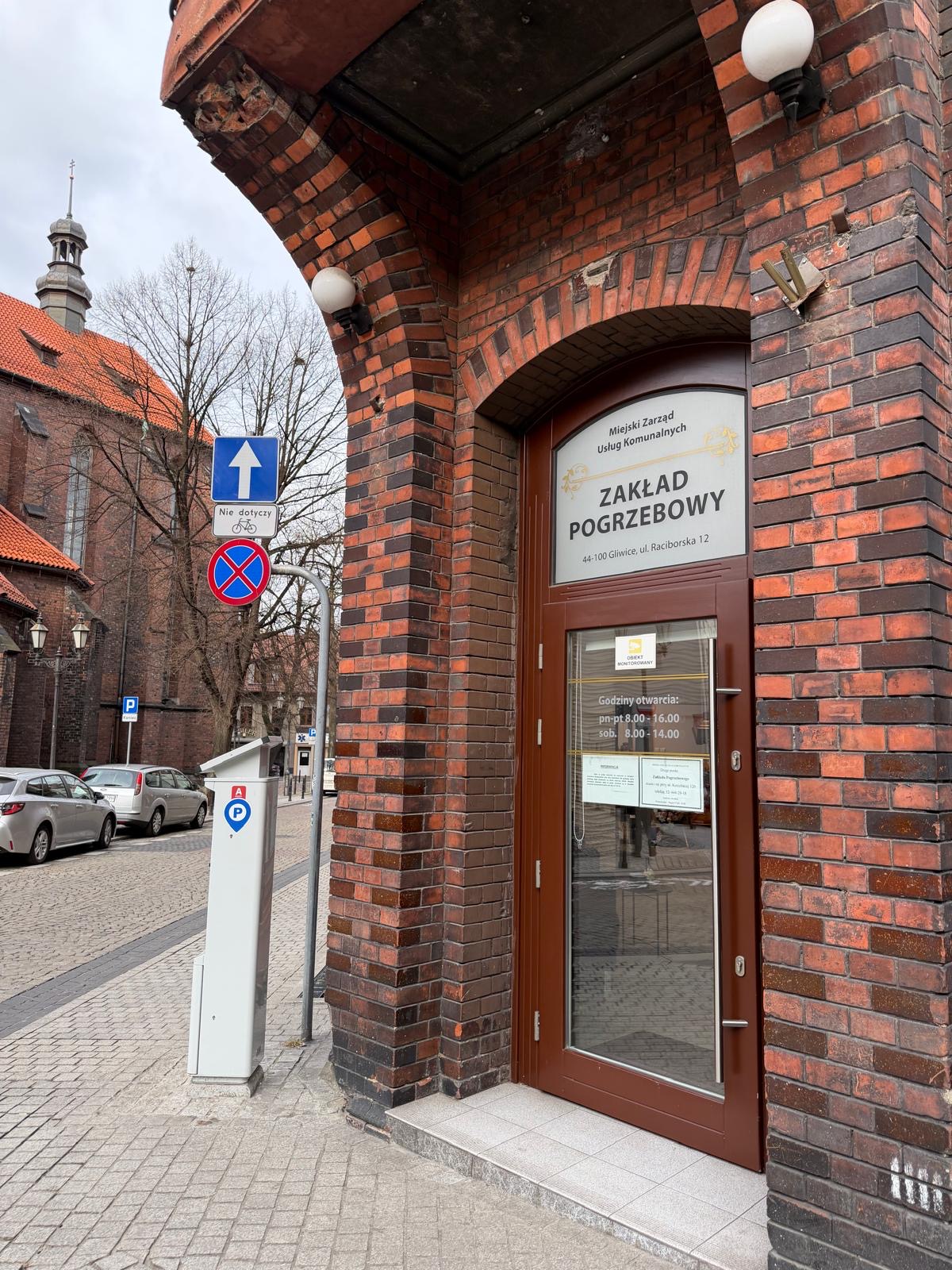 dotychczas zakład pogrzebowy działał w budynku przy ul. Raciborskiej - widok z zewnątrz