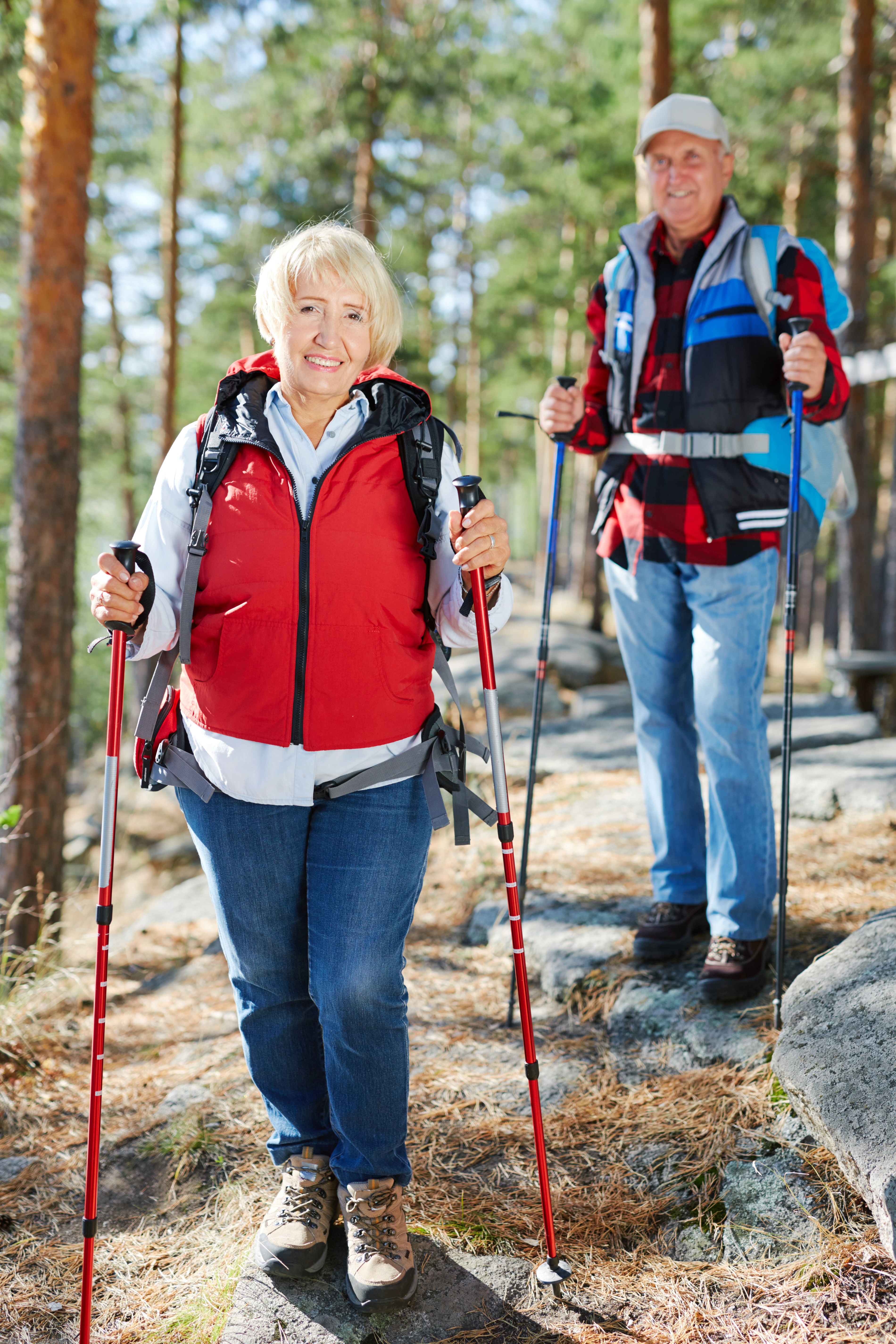 fot. Freepik nordic walking seniorów