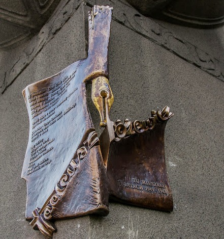 Pamiątkowa tablica poświęcona Tadeuszowi Różewiczowi na rogu kamienicy przy ul. Zygmunta Starego 28, w której mieszkał i tworzył poeta. tablica pamiątkowa