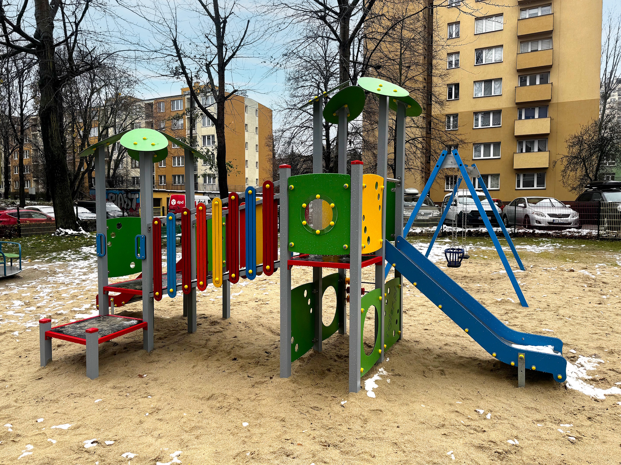 urządzenie zabawowe na placu zabaw