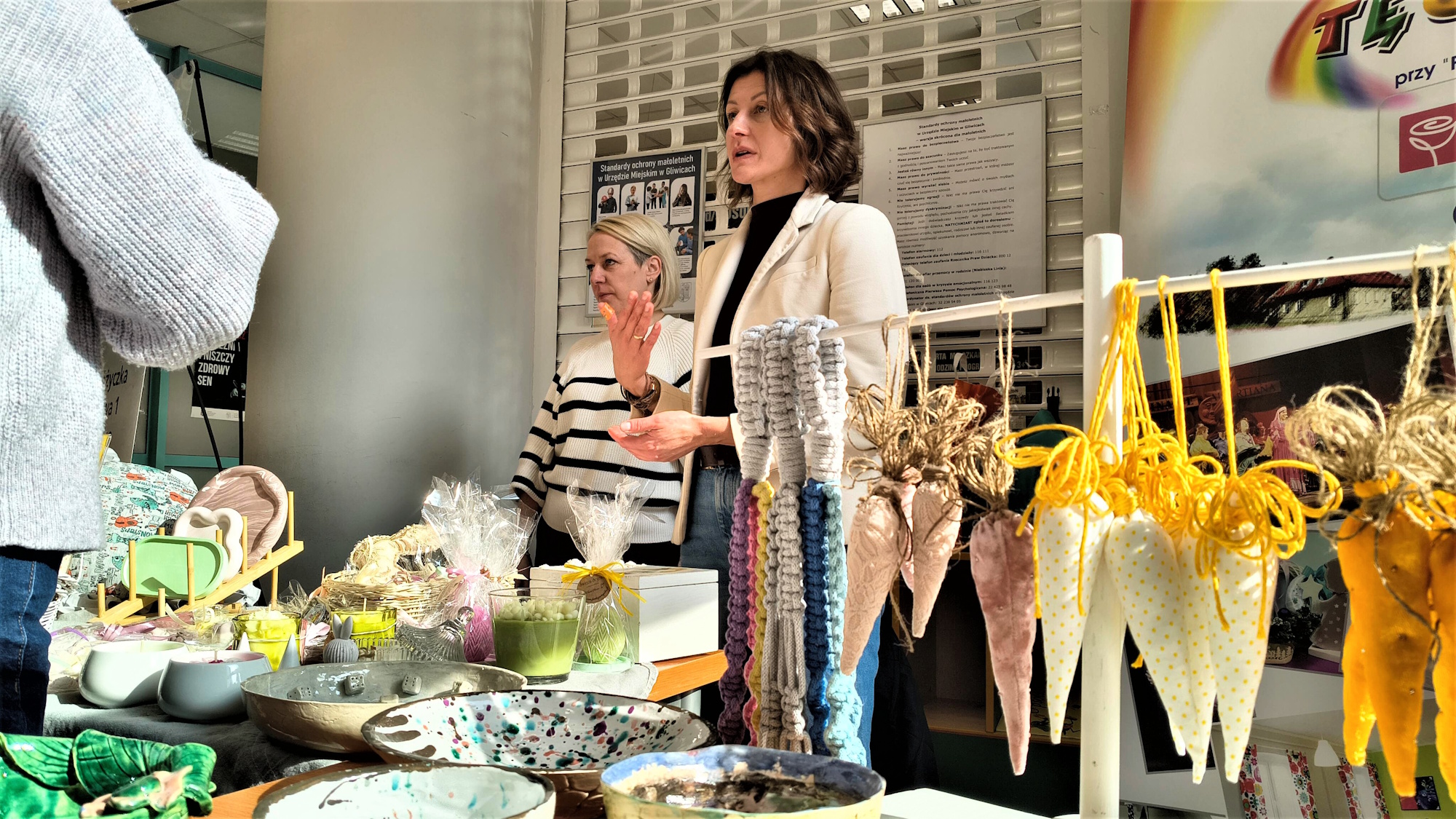 trzy kobiety przy stoisku z wiosennymi ozdobami