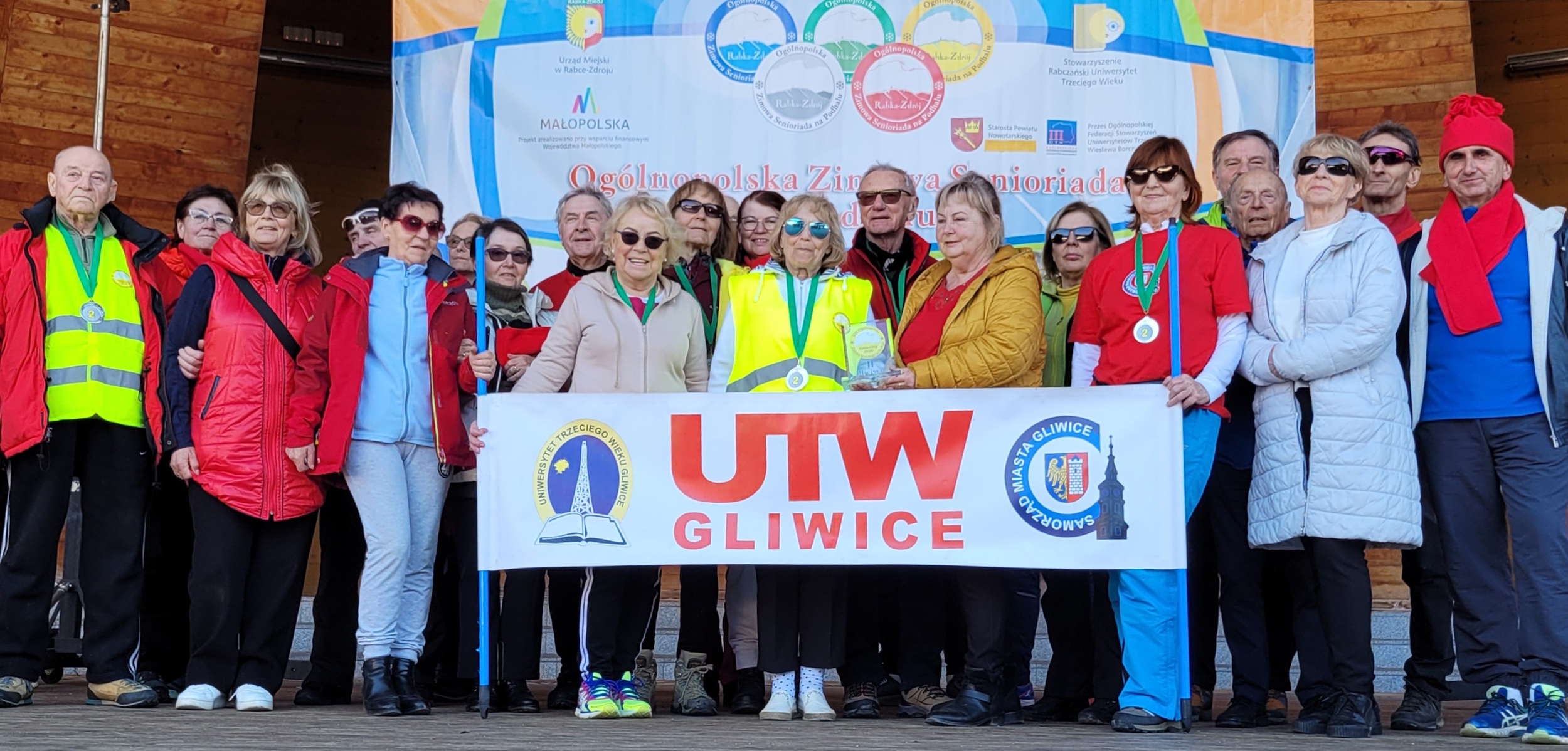 Reprezentacja gliwickiego UTW na tle baneru Senioriady