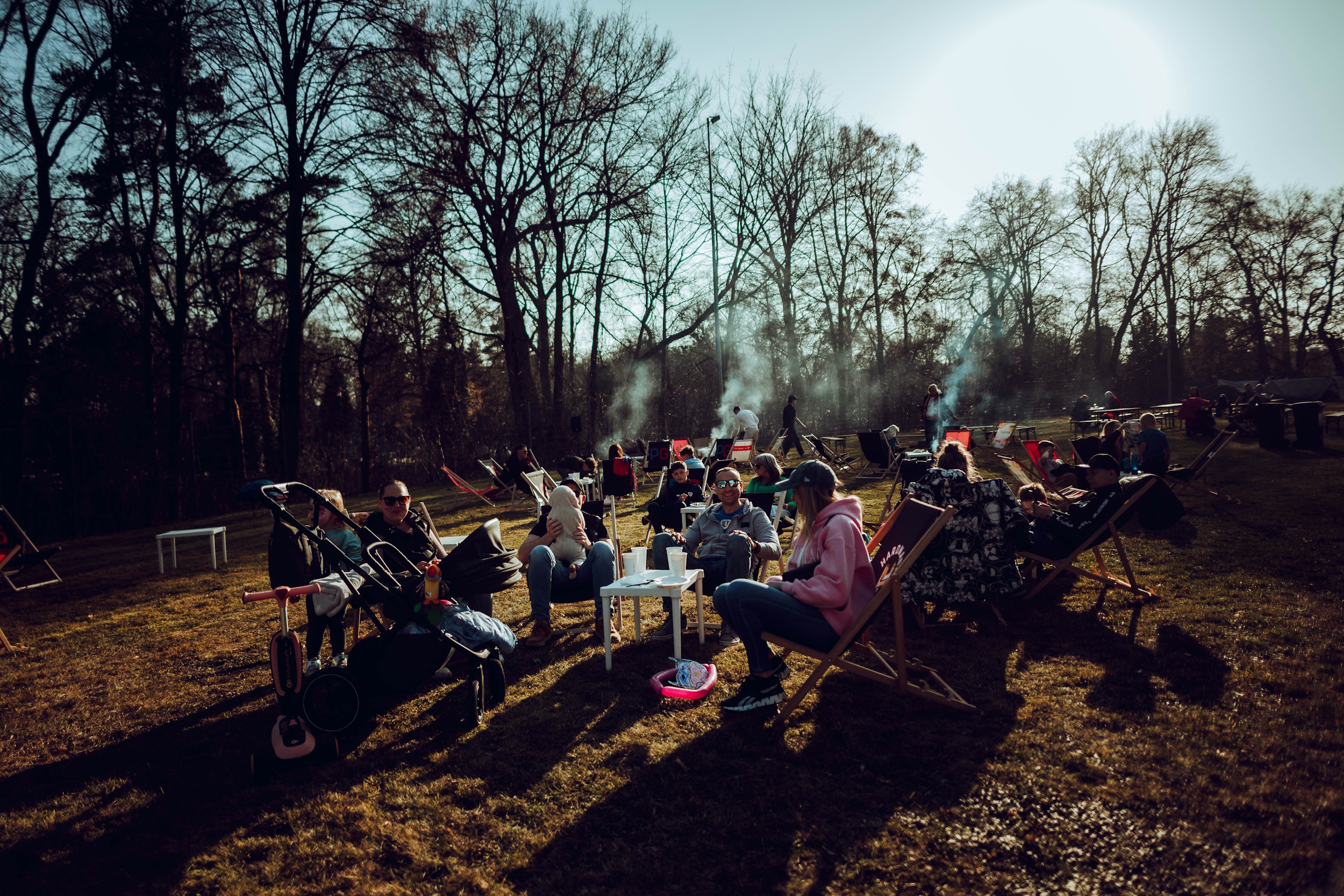 kibice Piasta na leżakach