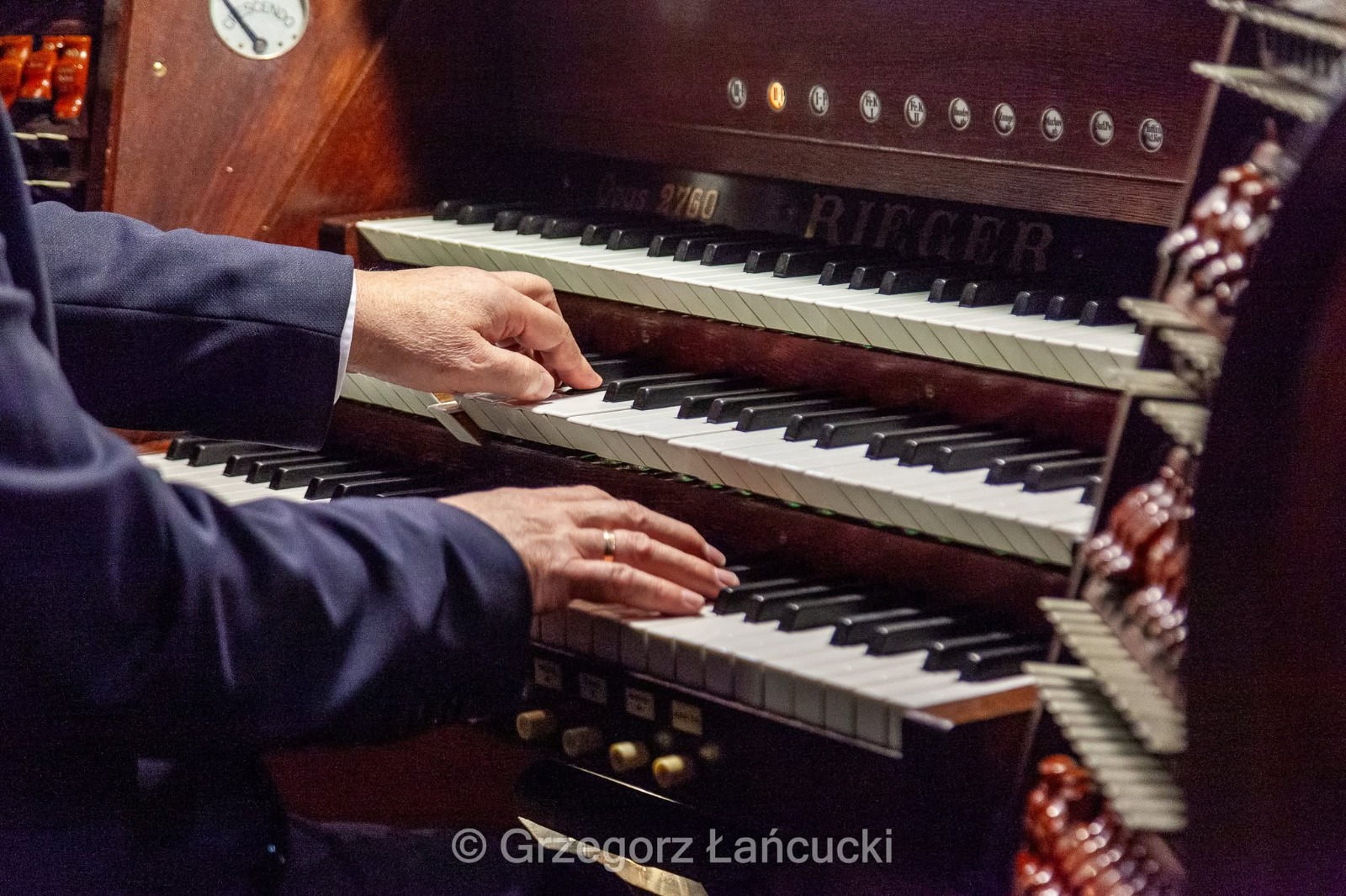 Dłonie osoby grającej na organach