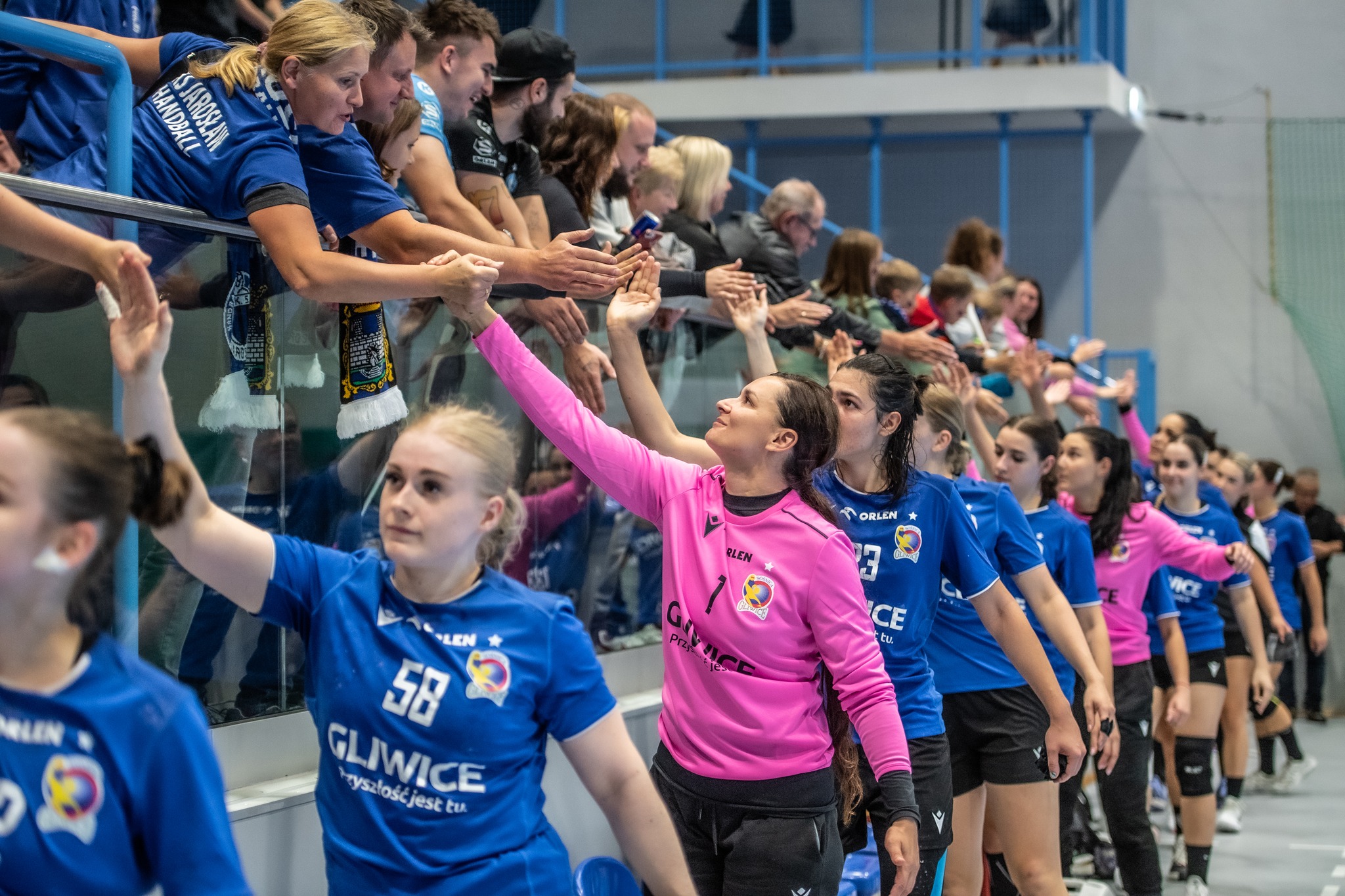 Drużyna SPR Sośnica przybijająca piątki kibicom