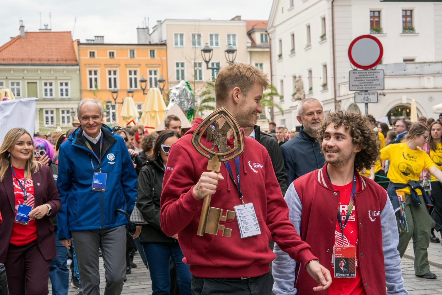 Studenci z kluczem na Rynku