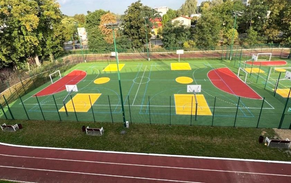 Remont szkoły trwa, ale boiska są już gotowe. Aż chce się zagrać! 