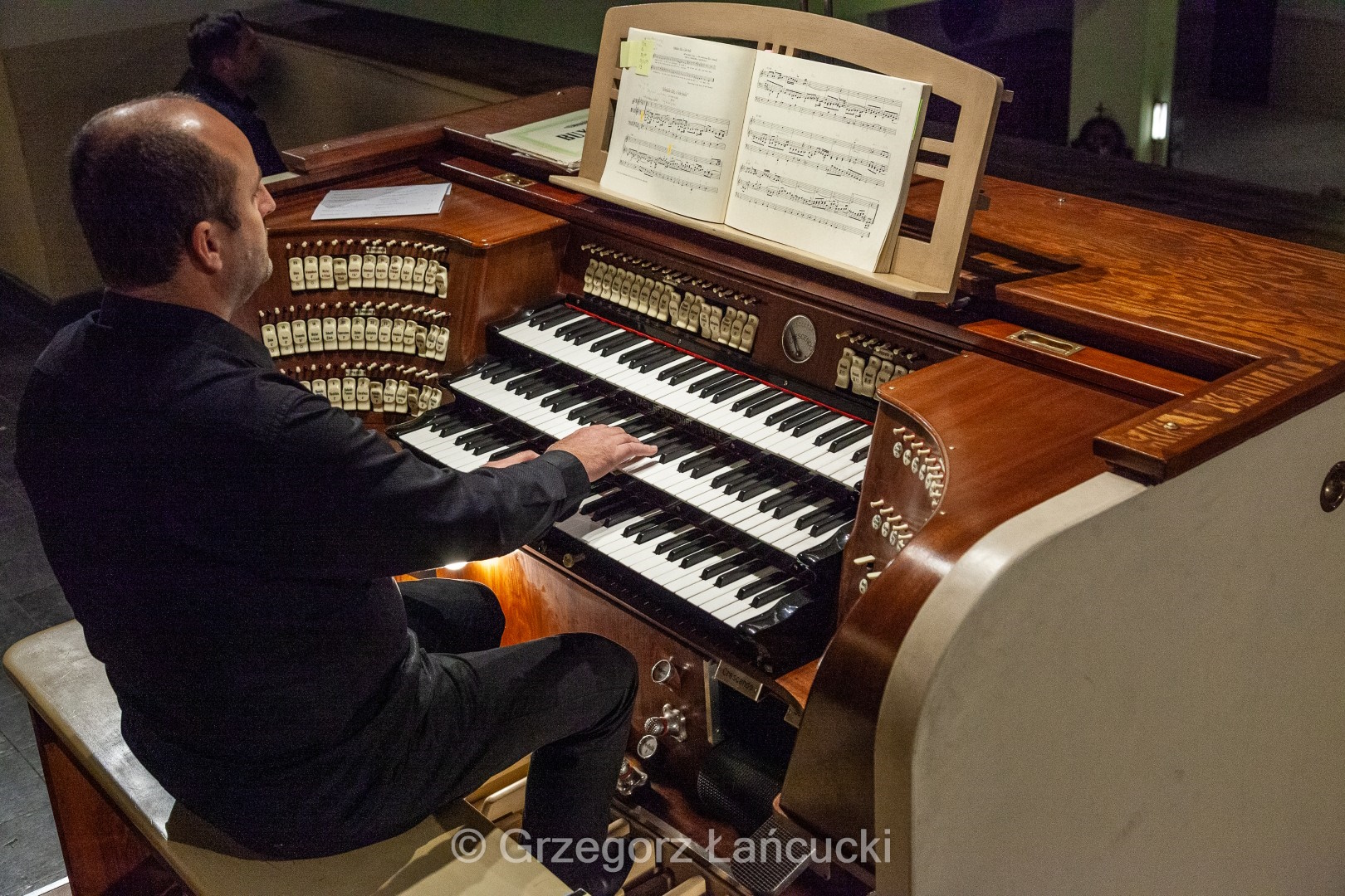 Mężczyzna gra na organach