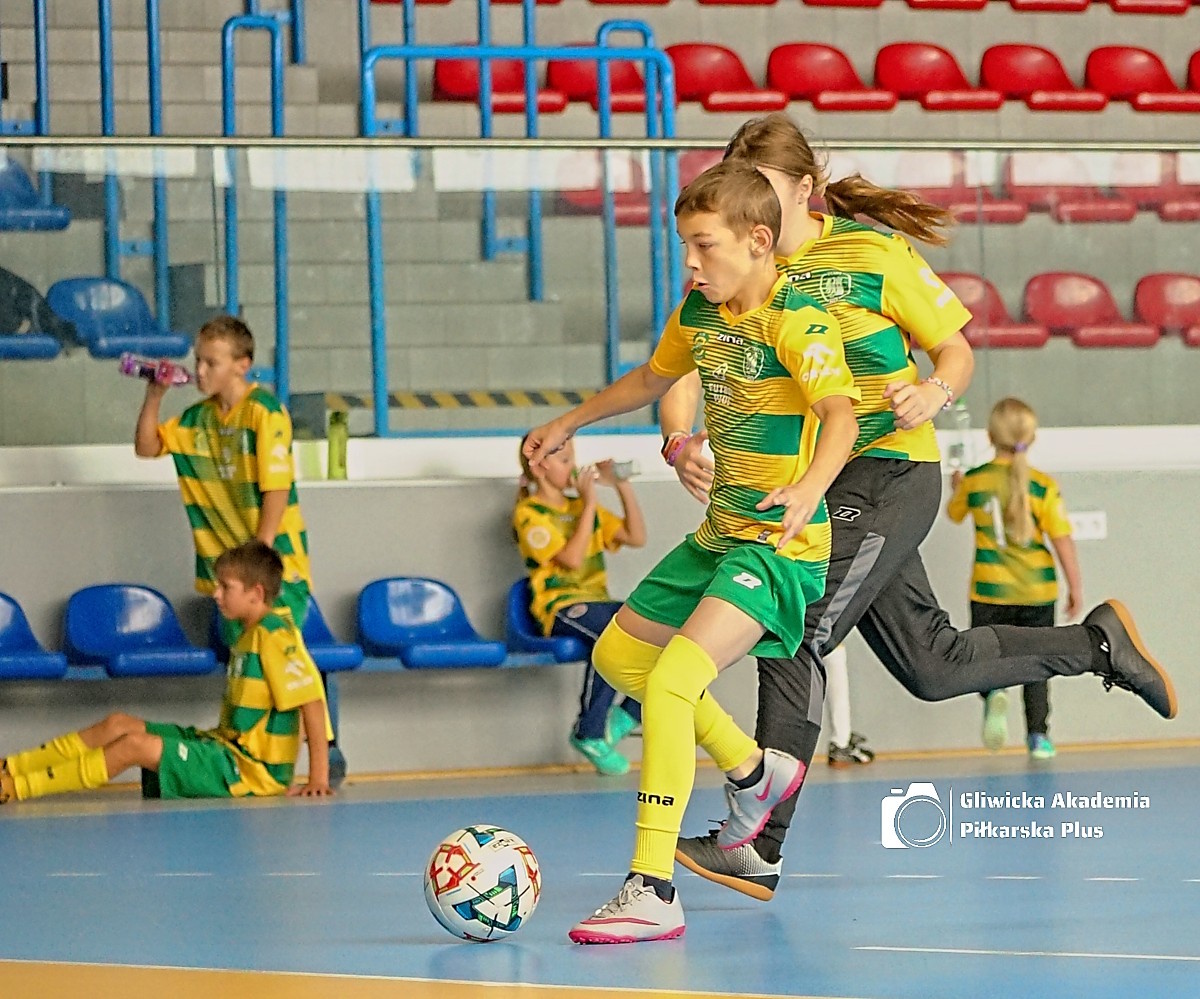 Dzieci grające w piłkę