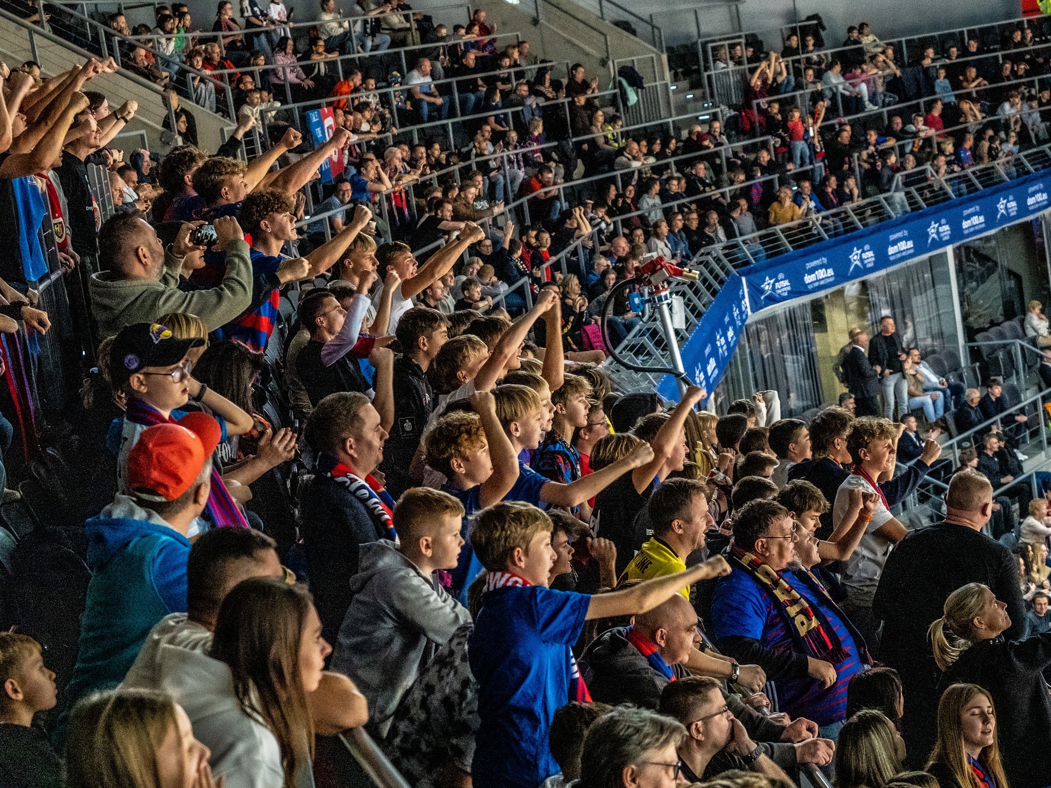 Tłum kibiców dopingujących naszych z trybun