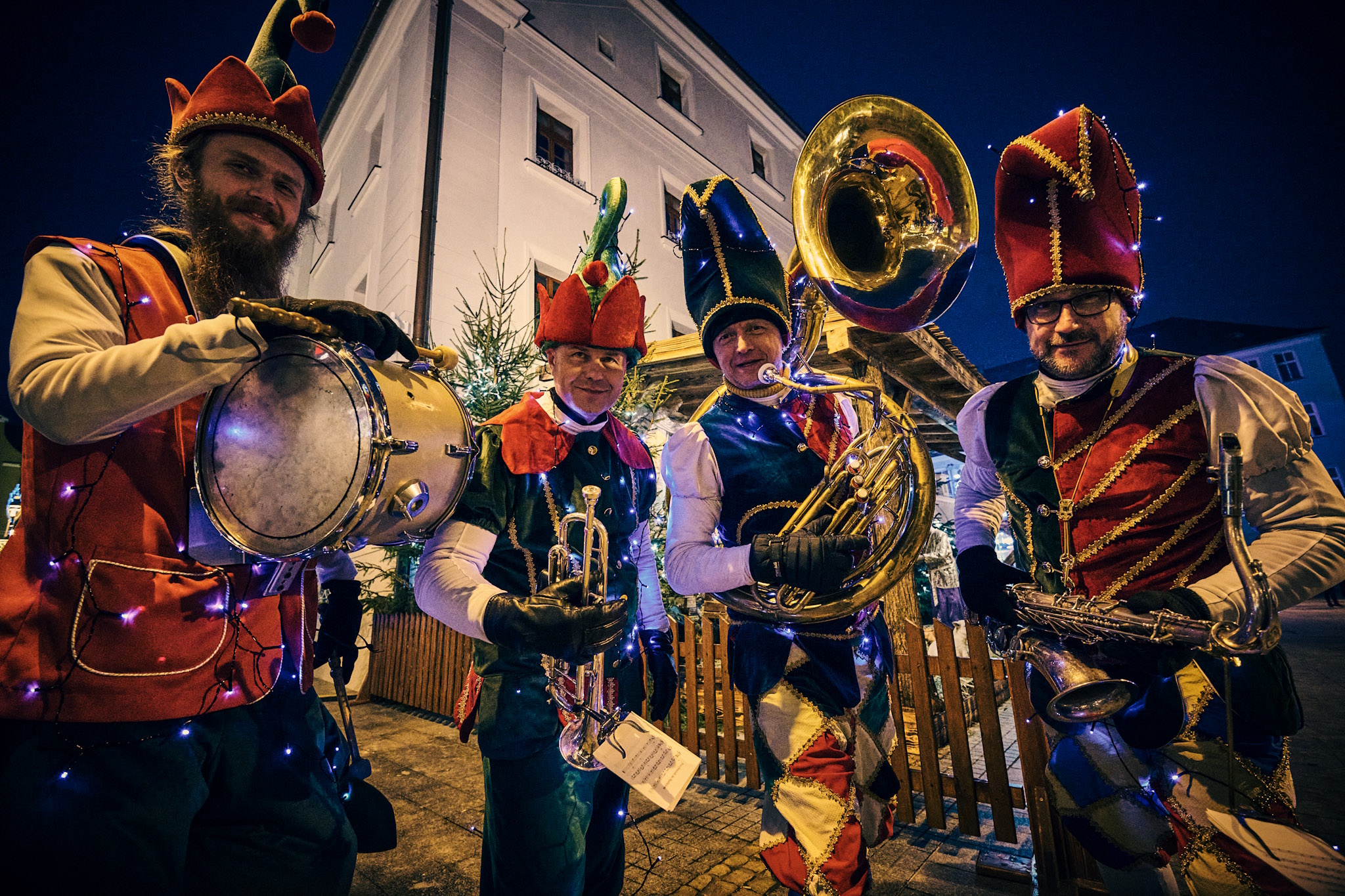 Czterech mężczyzn w strojach elfów z instrumentami