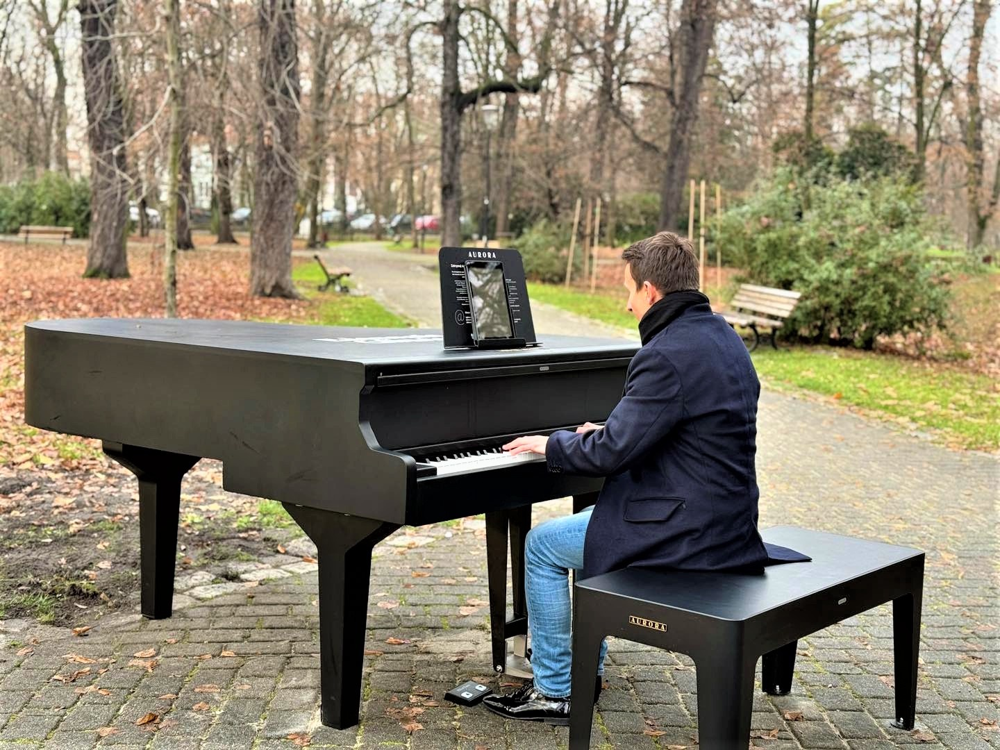 pianista przy fortepianie