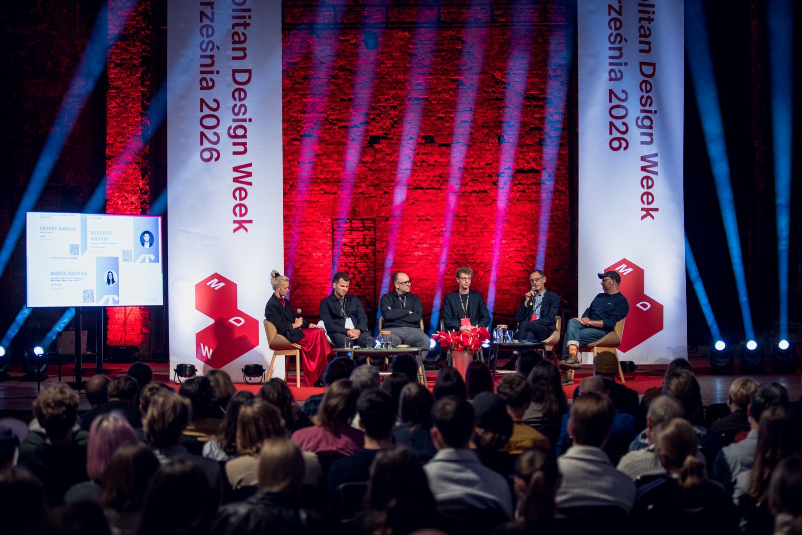 Grupa ludzi słuchających panelu dyskusyjnego