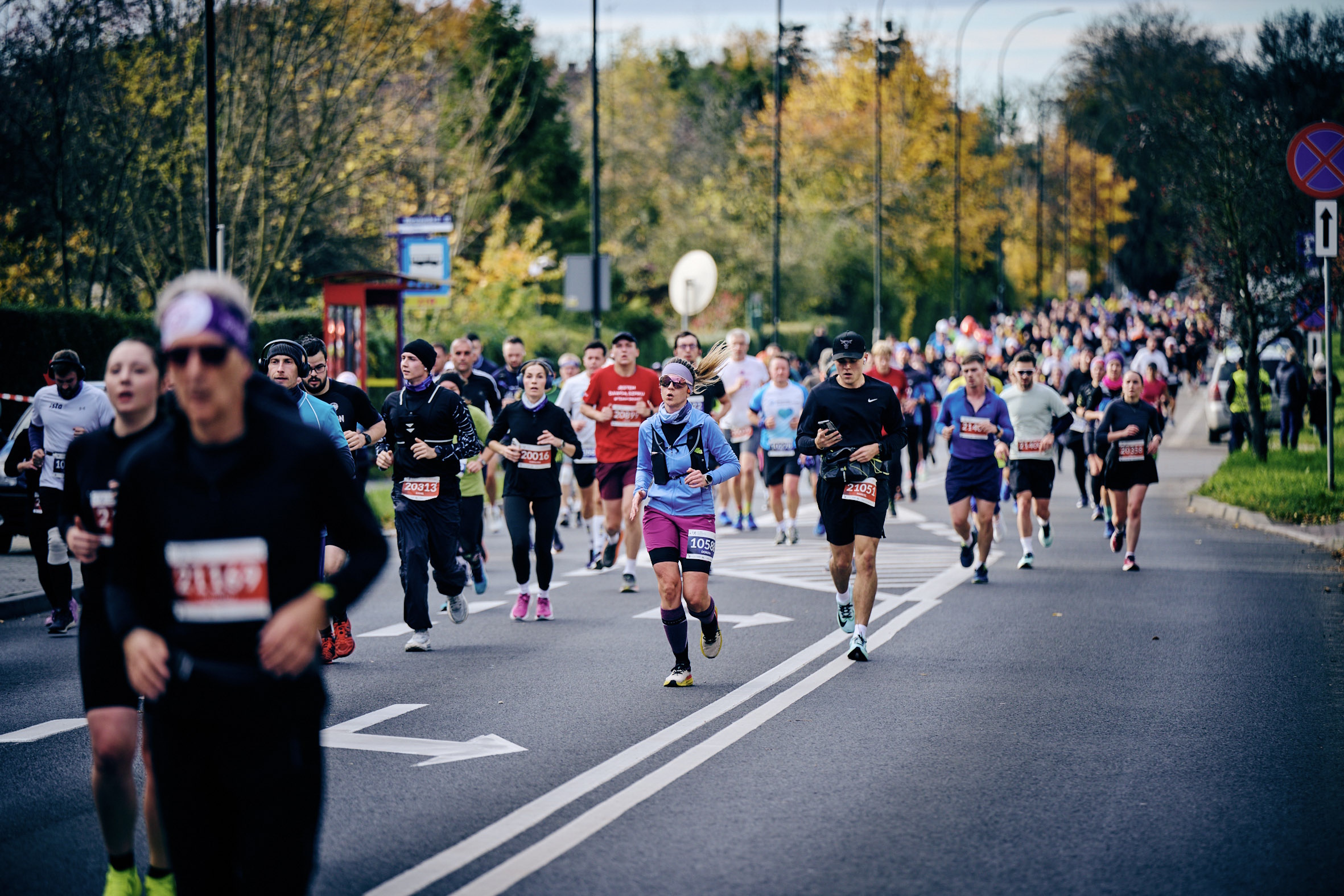 Biegacze biegnący ulicą