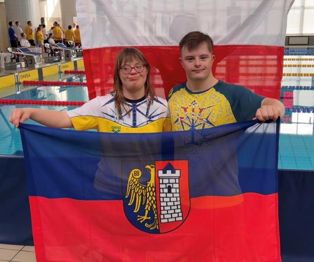 Elżbieta i Jakub trzymający flagę z herbem Gliwic