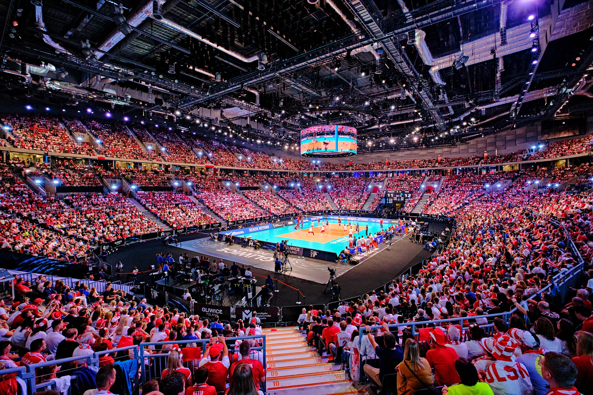 tłum kibiców na meczu 