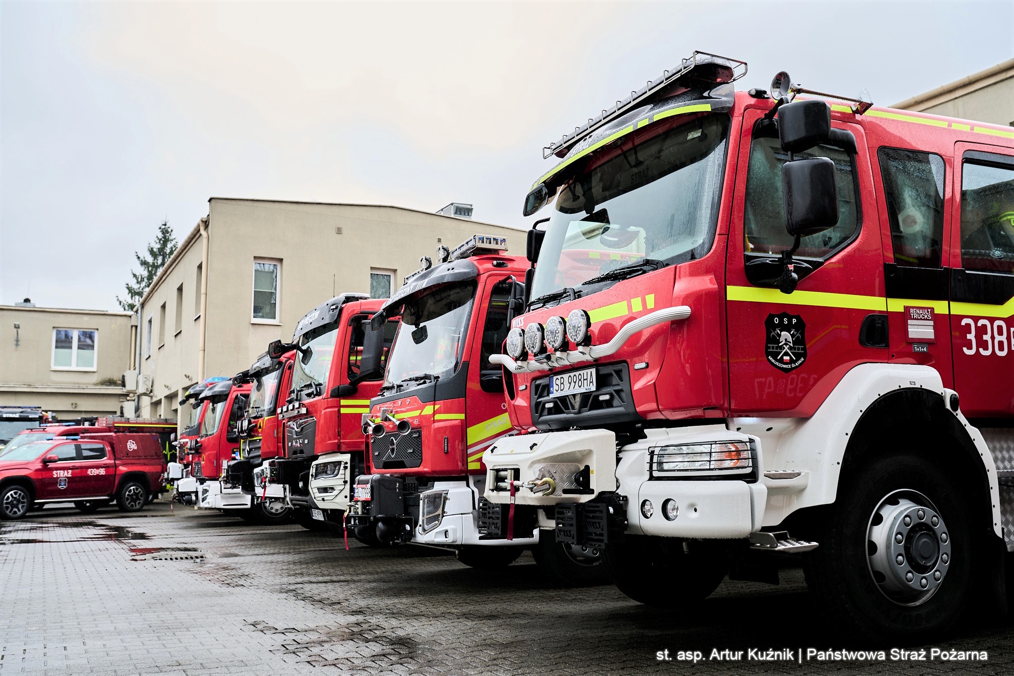 wozy strażackie ustawione w rzędzie