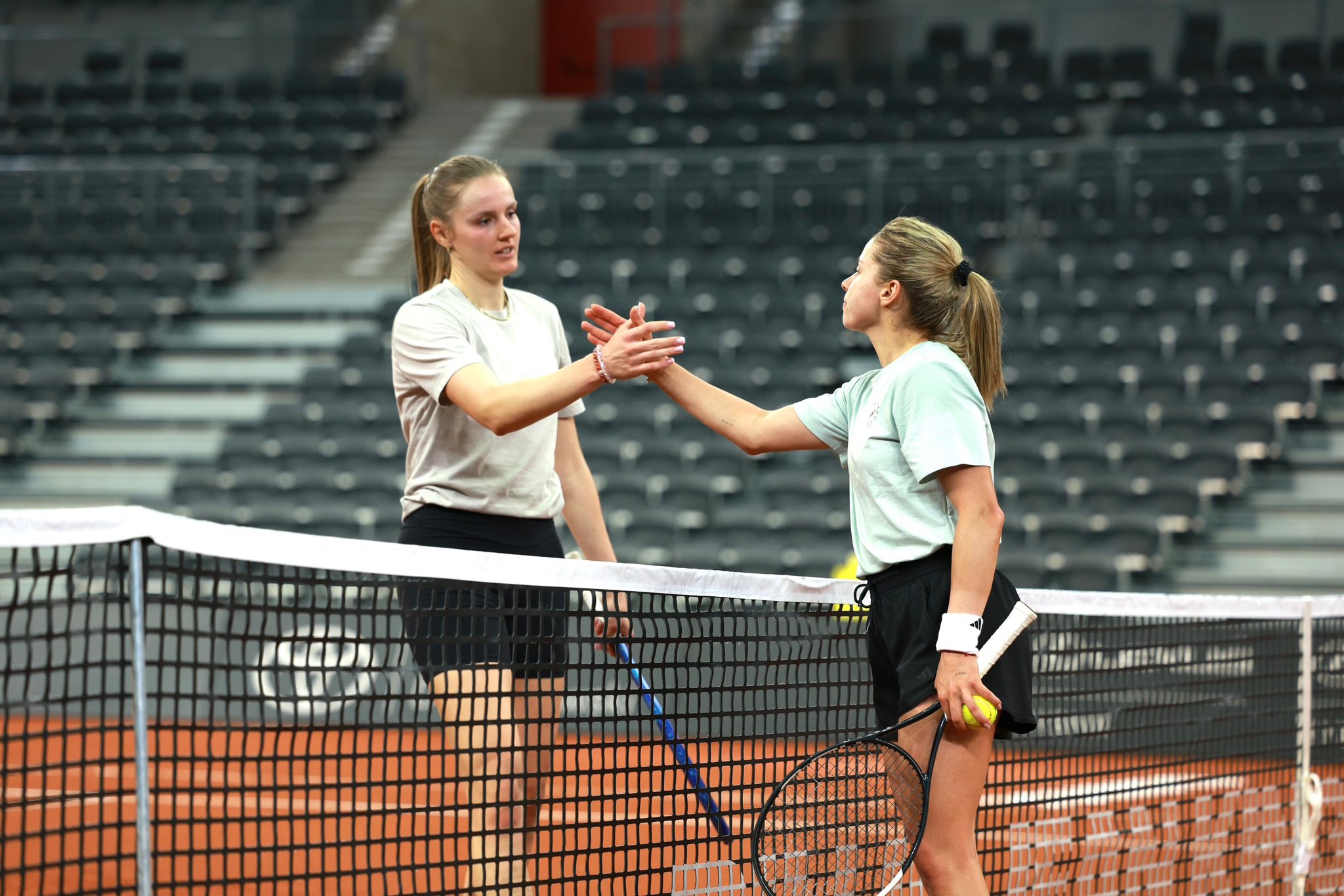 Zawodniczki witające się przez siatkę