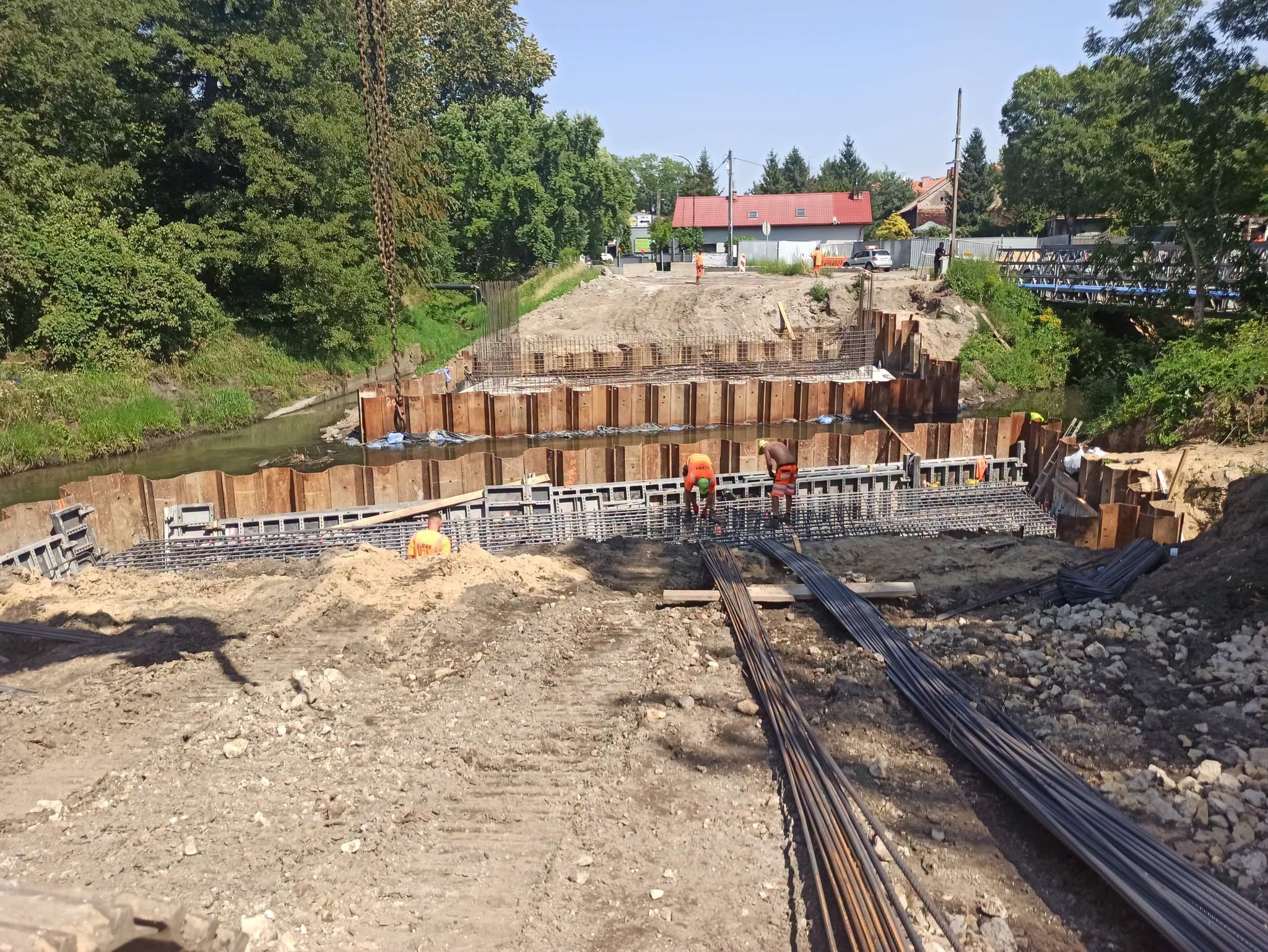 Nowy most nad Kłodnicą w Sośnicy nabiera kształtów